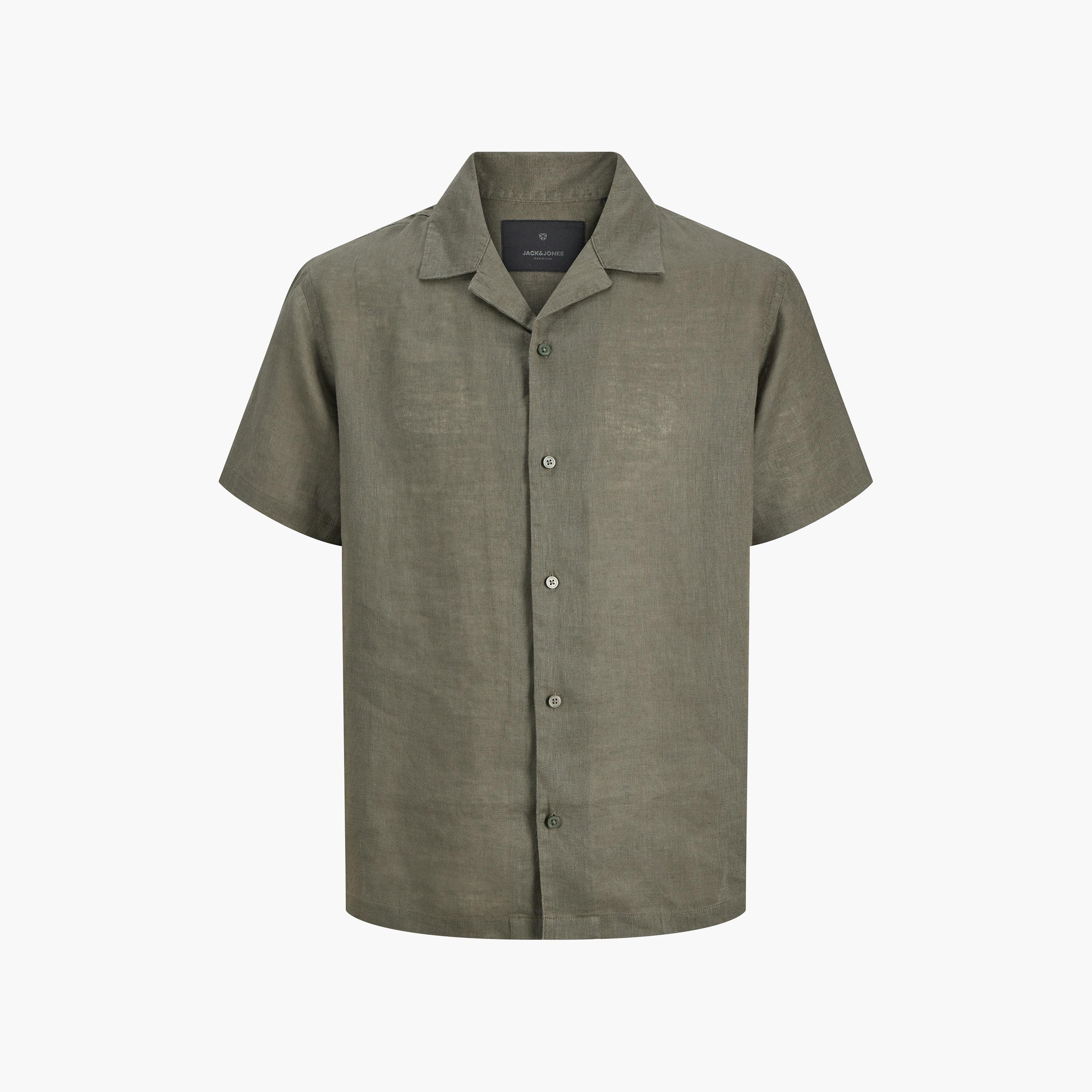 قميص رجالي بقصة عادية (ريجيولار فيت) سادة بياقة ريزورت وأكمام قصيرة من جاك آند جونز-men-clothing-shirts-image-29