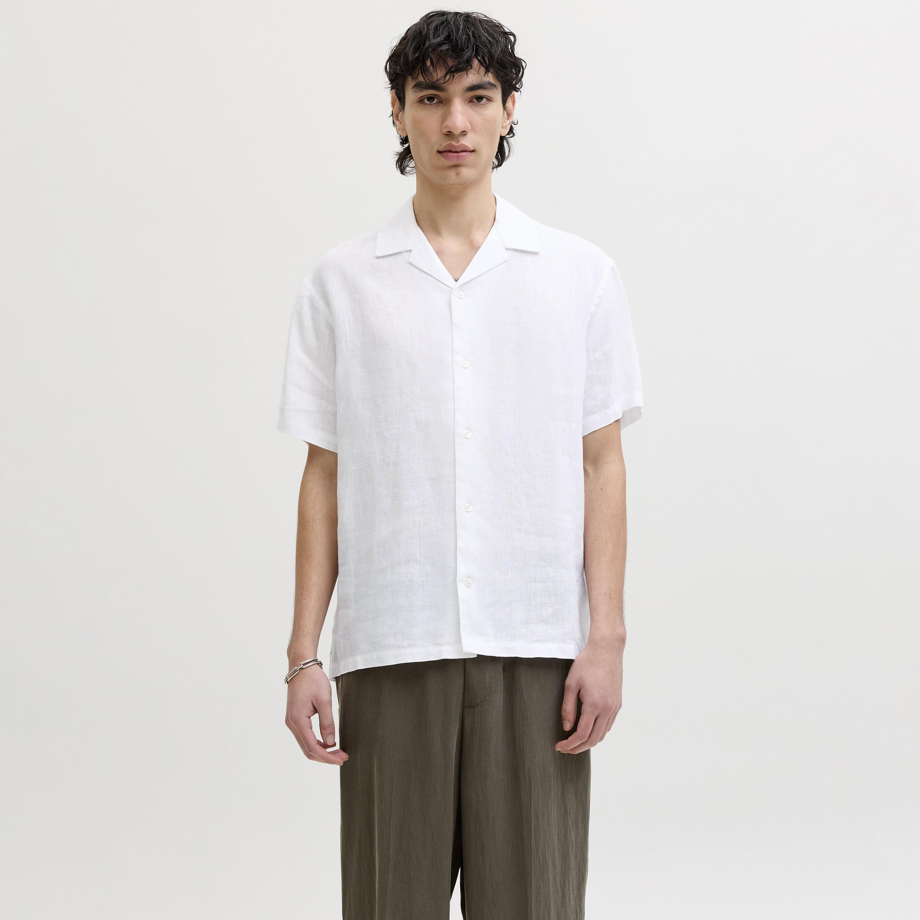 قميص رجالي بقصة عادية (ريجيولار فيت) سادة بياقة ريزورت وأكمام قصيرة من جاك آند جونز-men-clothing-shirts-image-9
