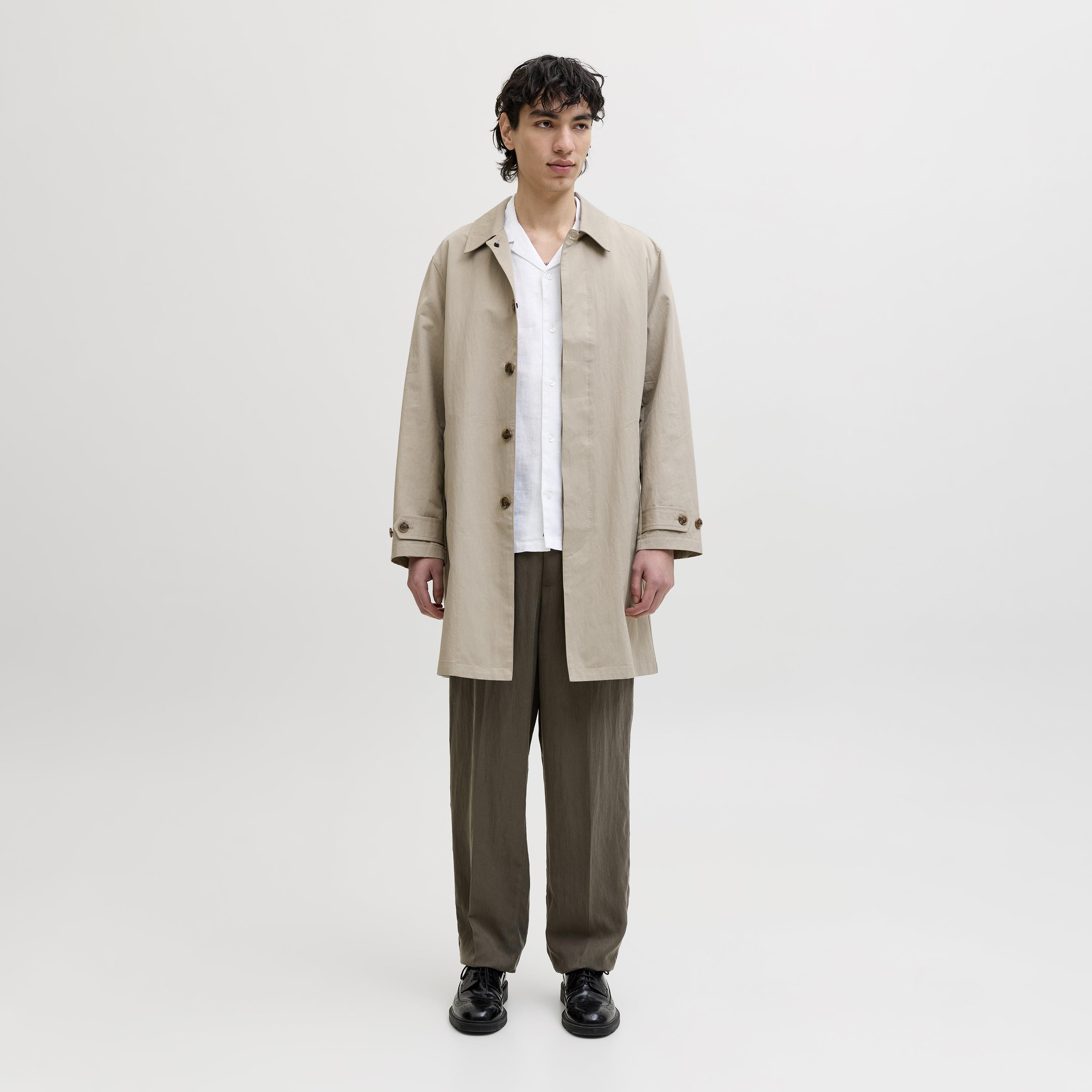 قميص رجالي بقصة عادية (ريجيولار فيت) سادة بياقة ريزورت وأكمام قصيرة من جاك آند جونز-men-clothing-shirts-image-10