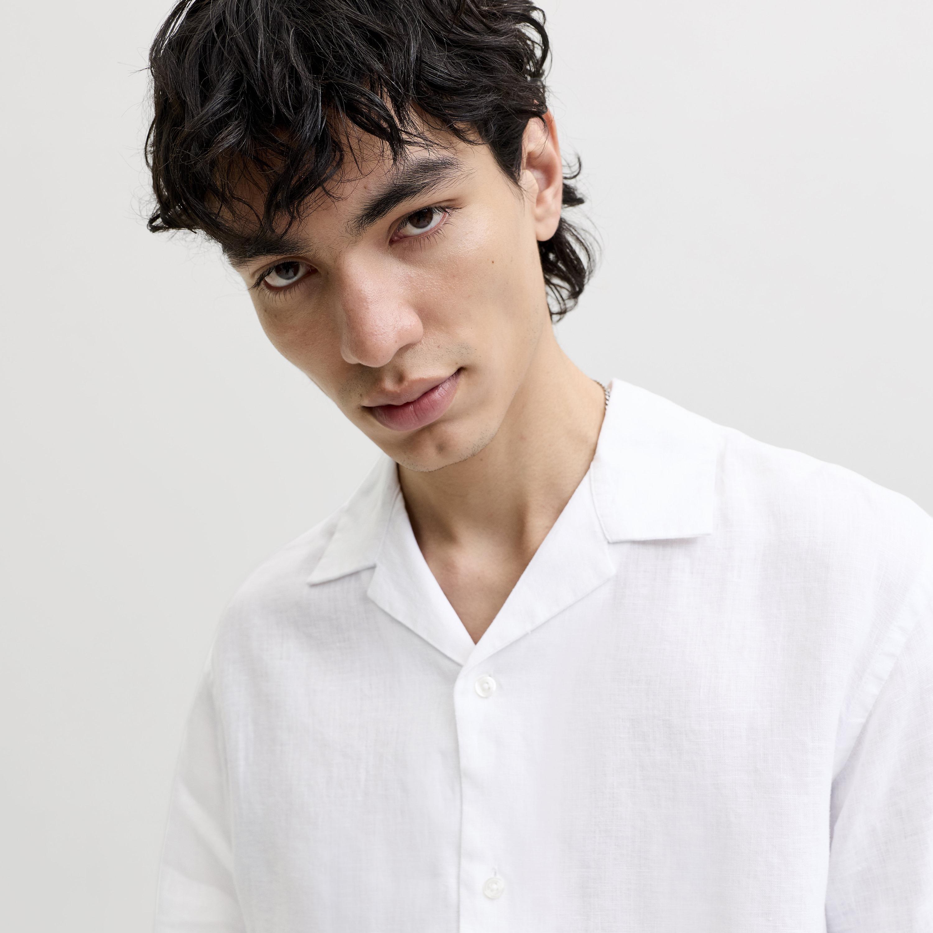 قميص رجالي بقصة عادية (ريجيولار فيت) سادة بياقة ريزورت وأكمام قصيرة من جاك آند جونز-men-clothing-shirts-image-11