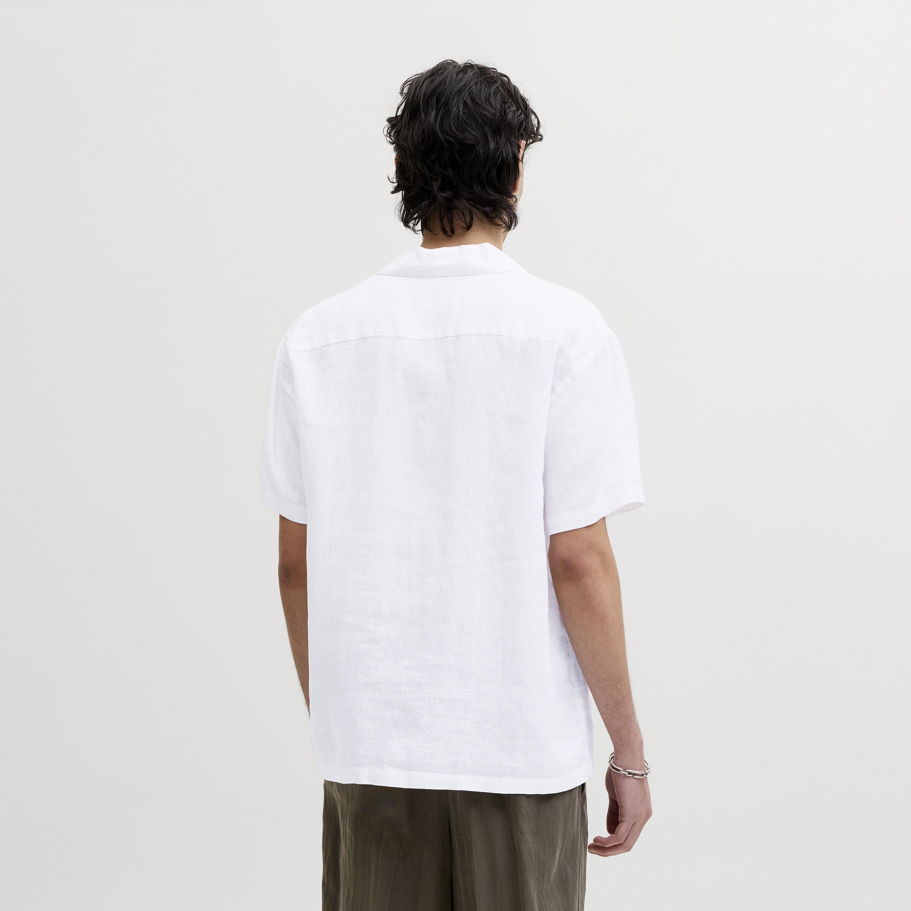 قميص رجالي بقصة عادية (ريجيولار فيت) سادة بياقة ريزورت وأكمام قصيرة من جاك آند جونز-men-clothing-shirts-image-12