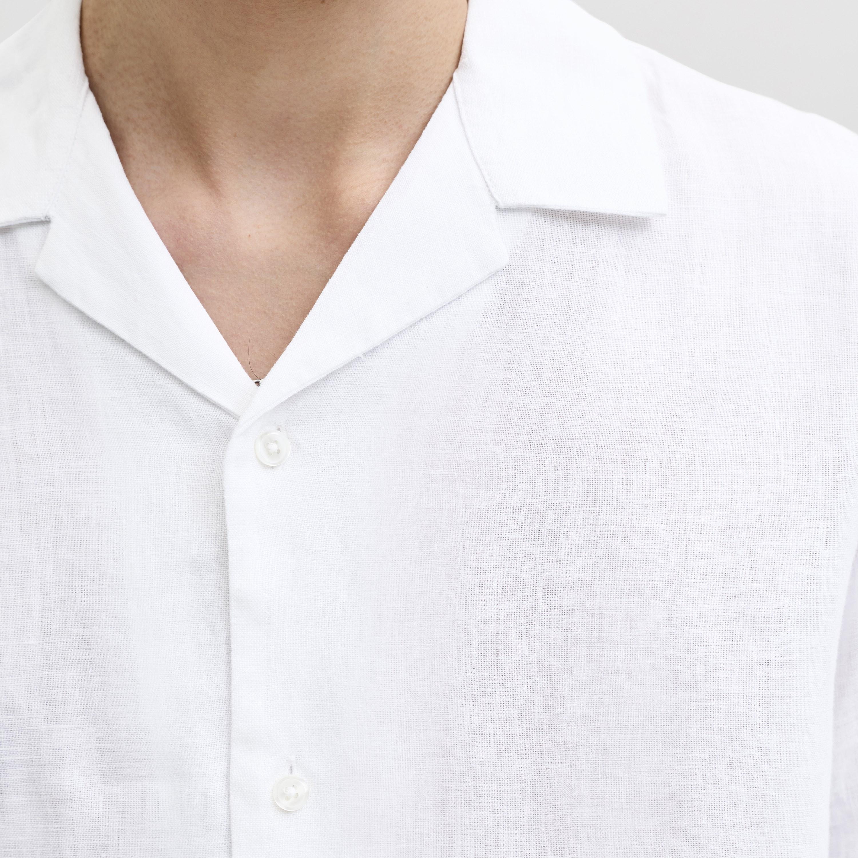 قميص رجالي بقصة عادية (ريجيولار فيت) سادة بياقة ريزورت وأكمام قصيرة من جاك آند جونز-men-clothing-shirts-image-13