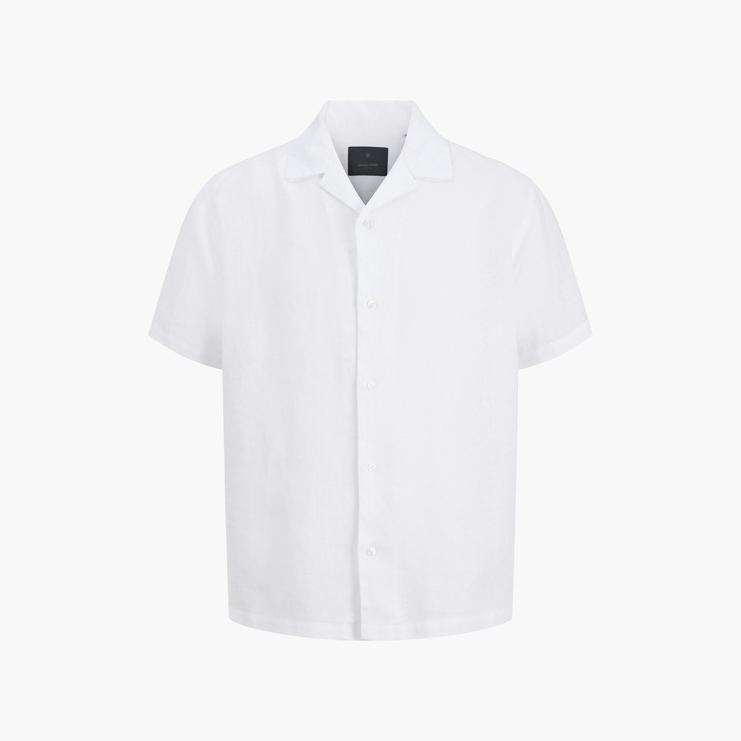 قميص رجالي بقصة عادية (ريجيولار فيت) سادة بياقة ريزورت وأكمام قصيرة من جاك آند جونز-men-clothing-shirts-image-15