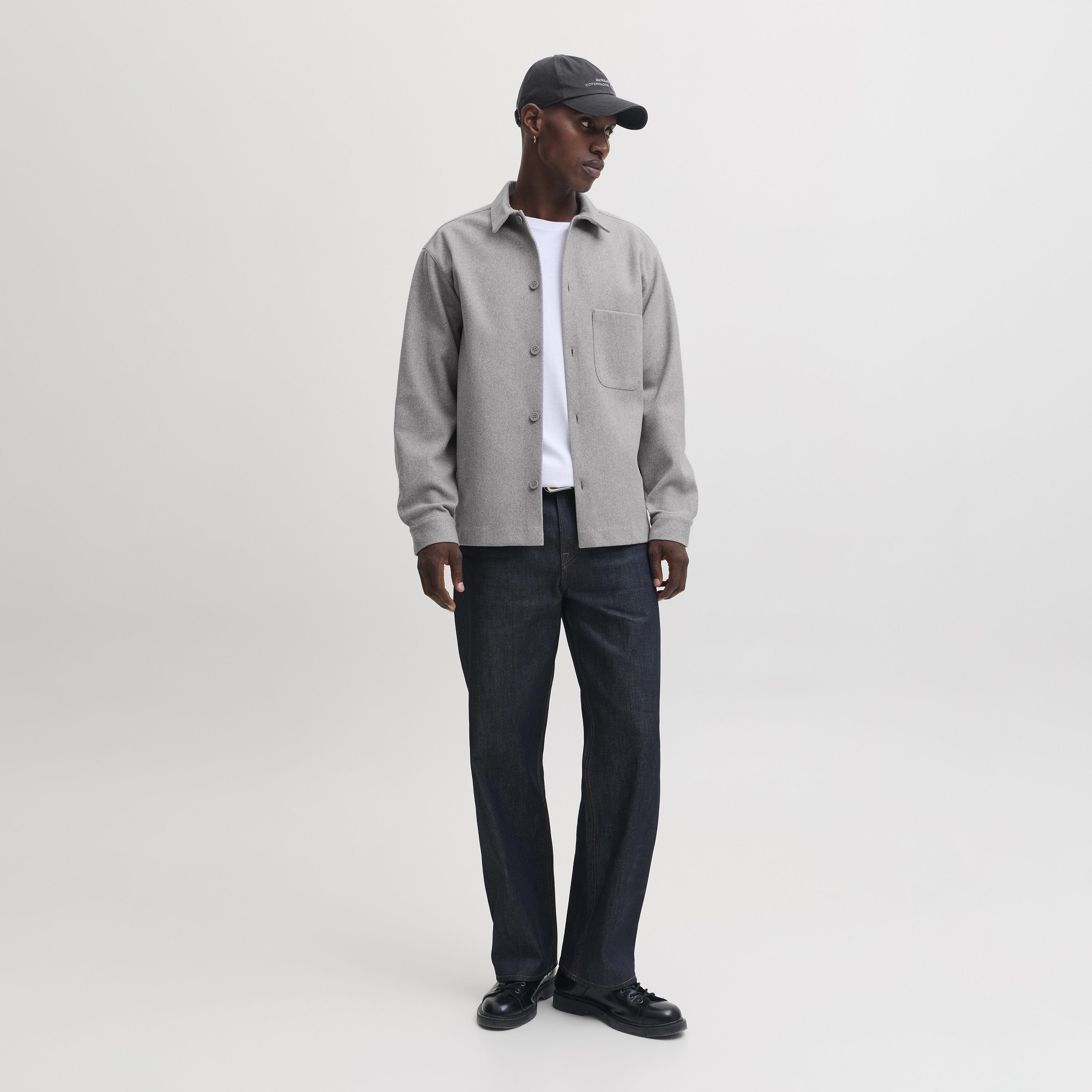 شاكيت رجالي سادة بقصة ريلاكس فيت بياقة سبريد وأكمام طويلة من جاك آند جونز-men-clothing-shirts-image-10