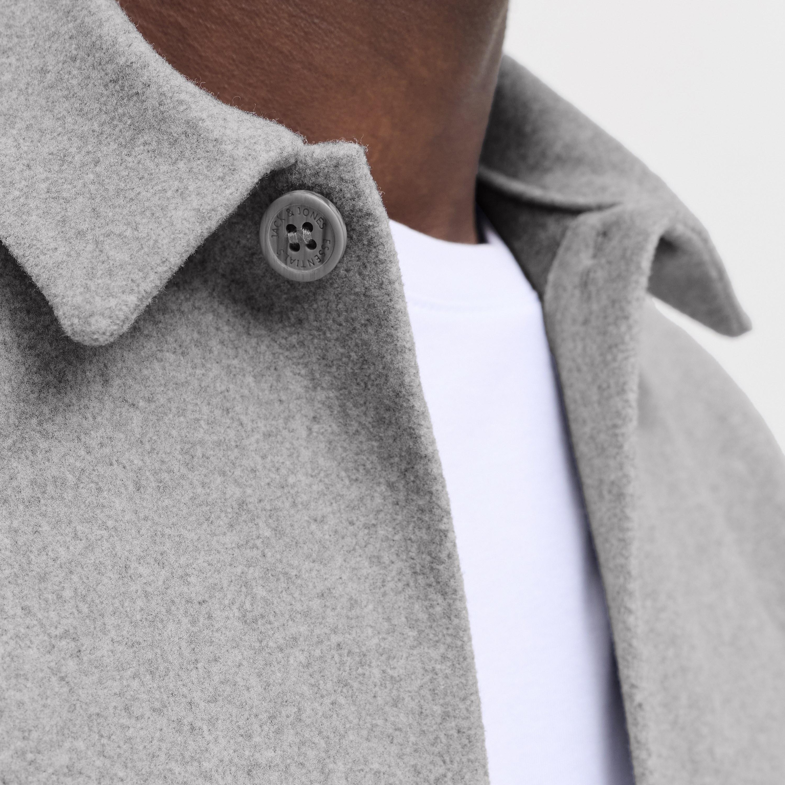 شاكيت رجالي سادة بقصة ريلاكس فيت بياقة سبريد وأكمام طويلة من جاك آند جونز-men-clothing-shirts-image-13