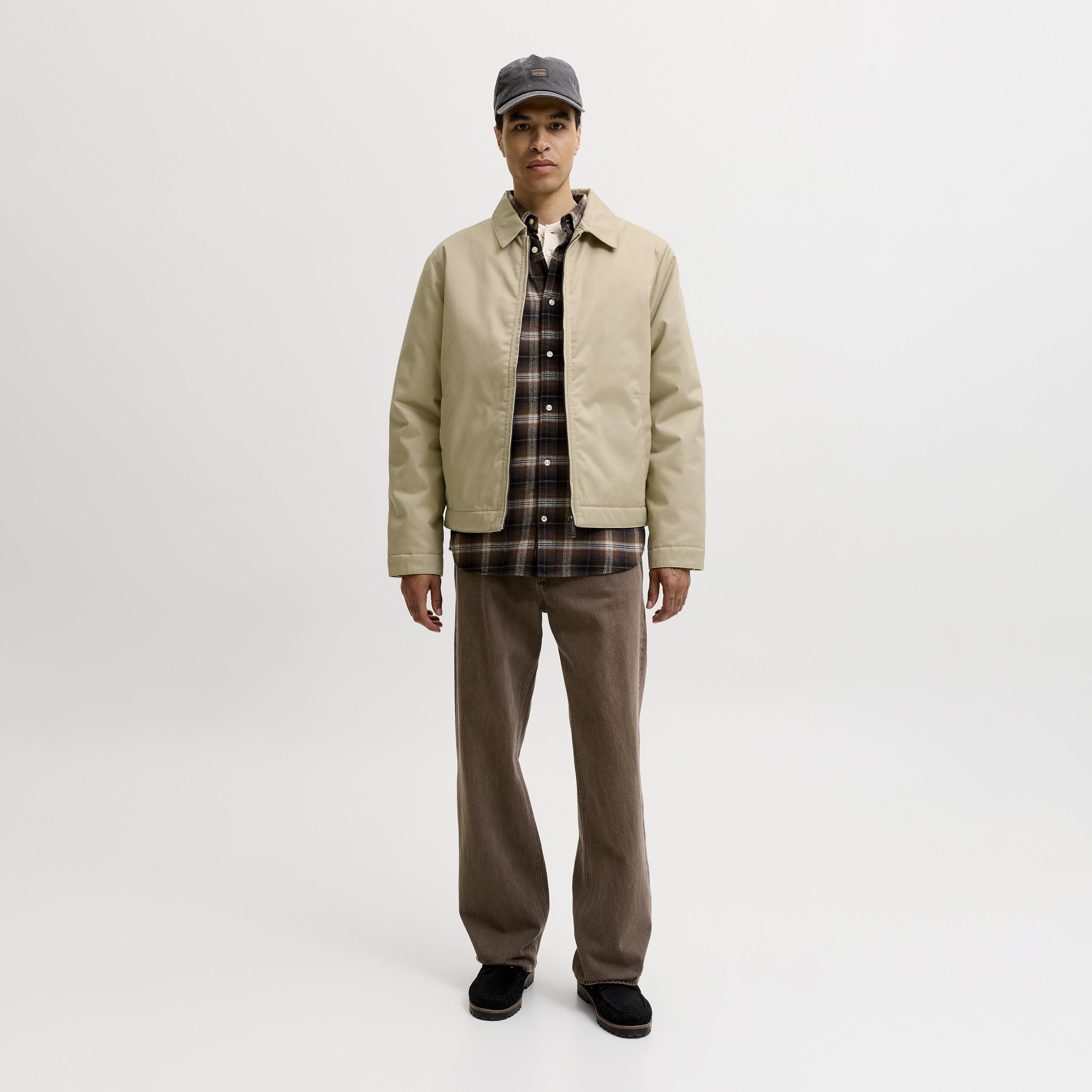 جاكيت رجالي سادة بياقة عريضة وأكمام طويلة من جاك آند جونز-men-clothing-jacketsandblazers-jackets-image-16