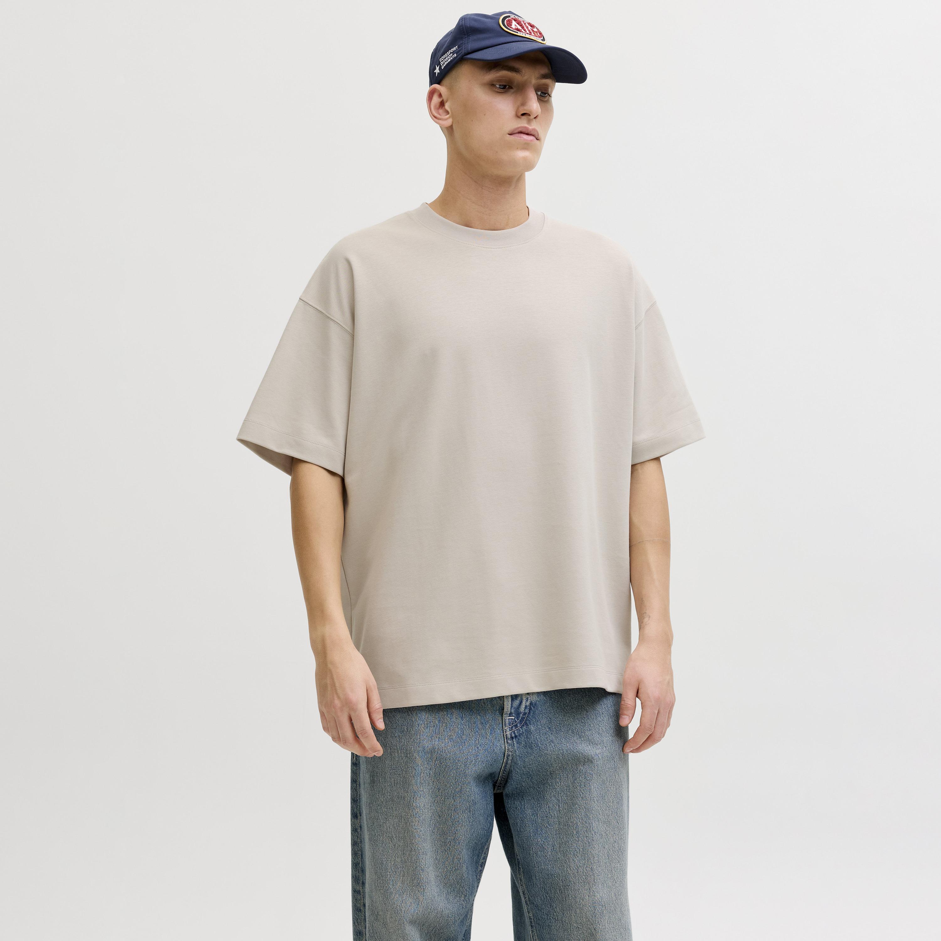 تيشرت رجالي سادة بياقة مستديرة وأكمام قصيرة من جاك آند جونز-men-clothing-tshirtsandpolos-tshirts-image-1