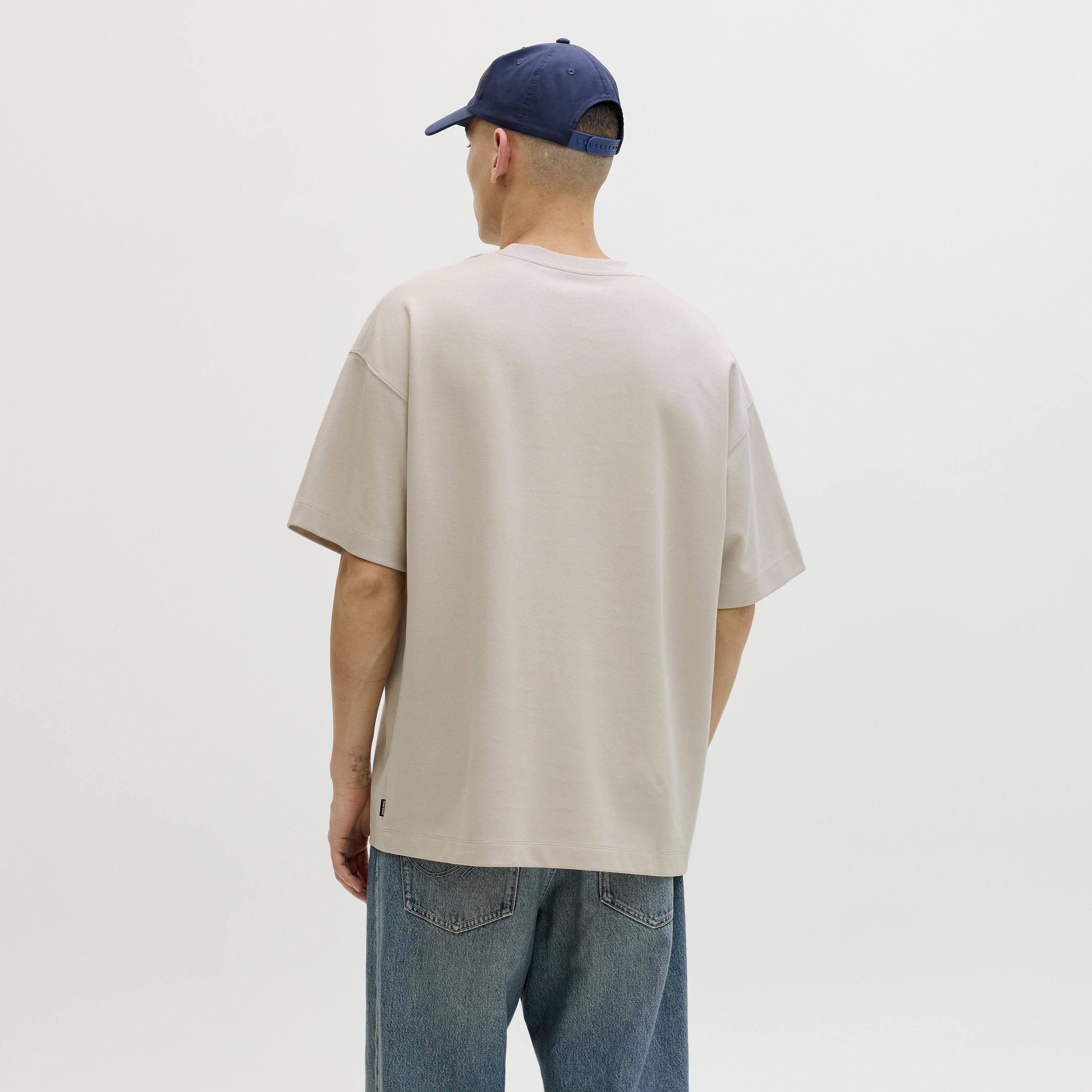 تيشرت رجالي سادة بياقة مستديرة وأكمام قصيرة من جاك آند جونز-men-clothing-tshirtsandpolos-tshirts-image-4