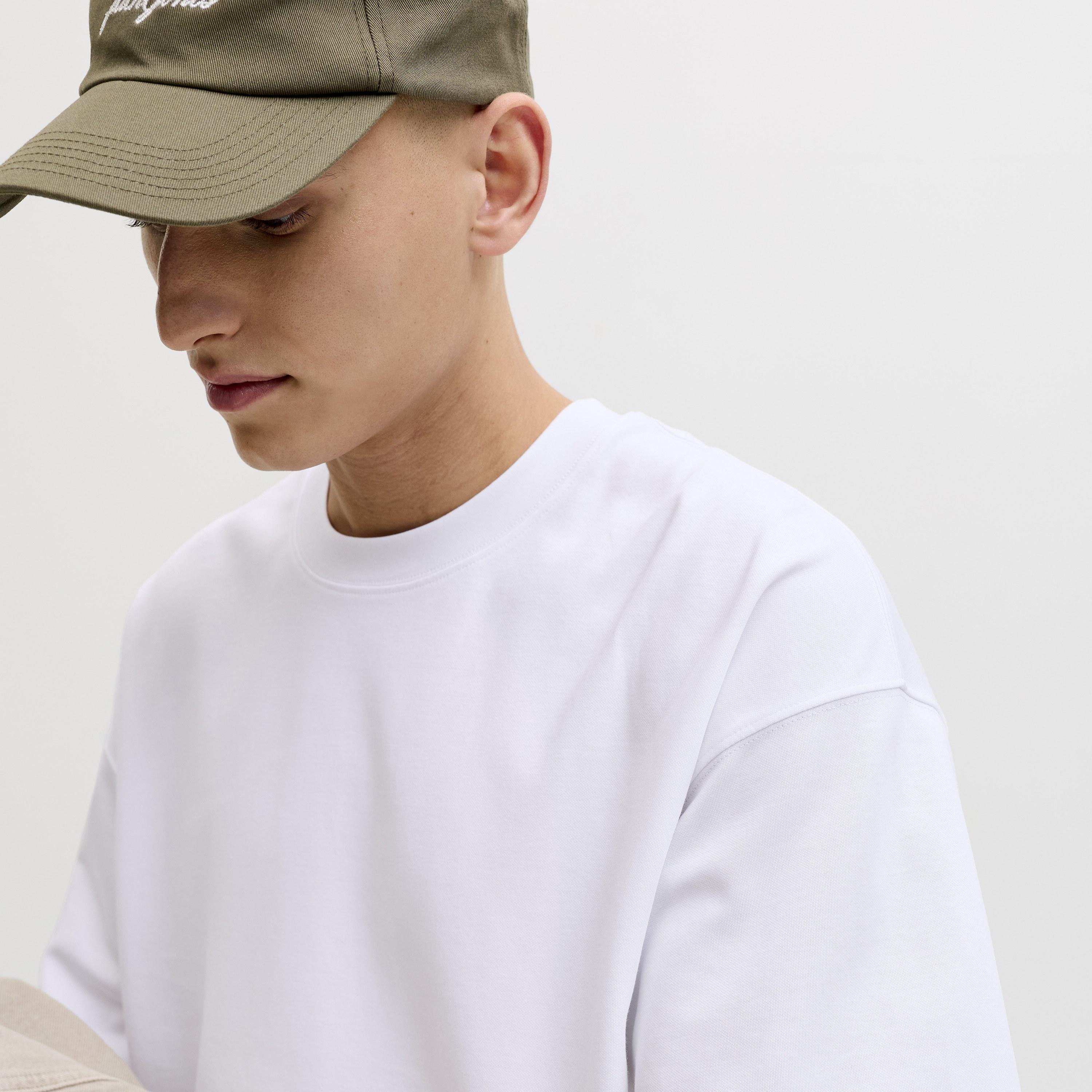 تيشرت رجالي سادة بياقة مستديرة وأكمام قصيرة من جاك آند جونز-men-clothing-tshirtsandpolos-tshirts-image-3