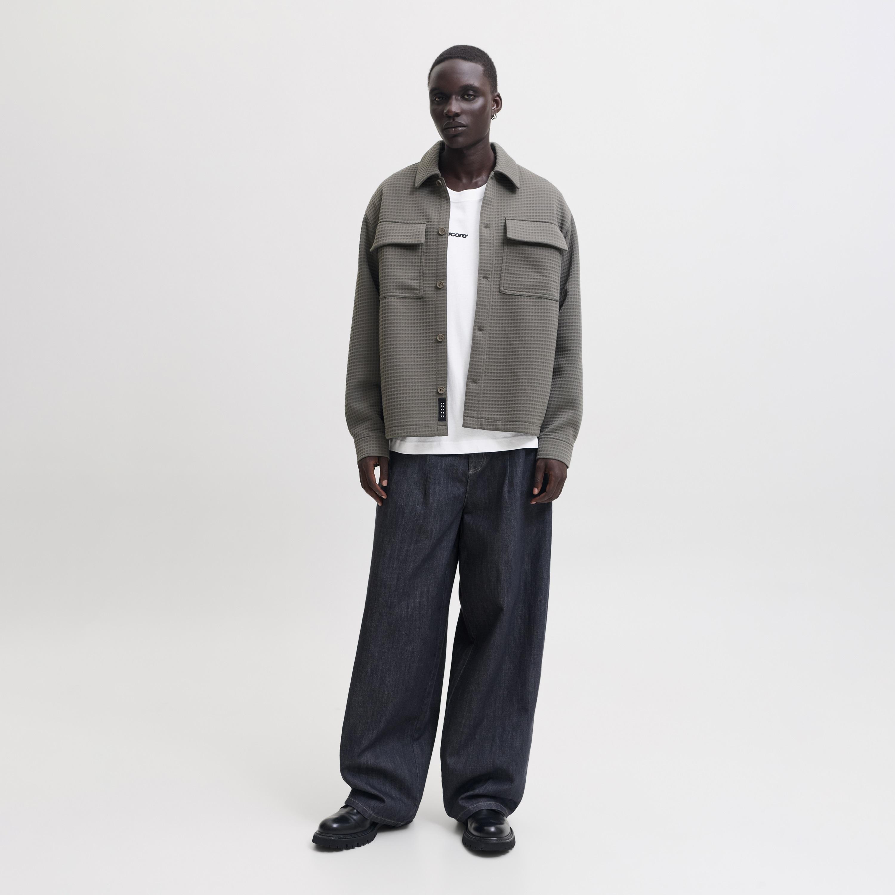 تيشيرت رجالي برقبة مستديرة وأكمام قصيرة وطبعة خلفية من جاك آند جونز-men-clothing-tshirtsandpolos-tshirts-image-2