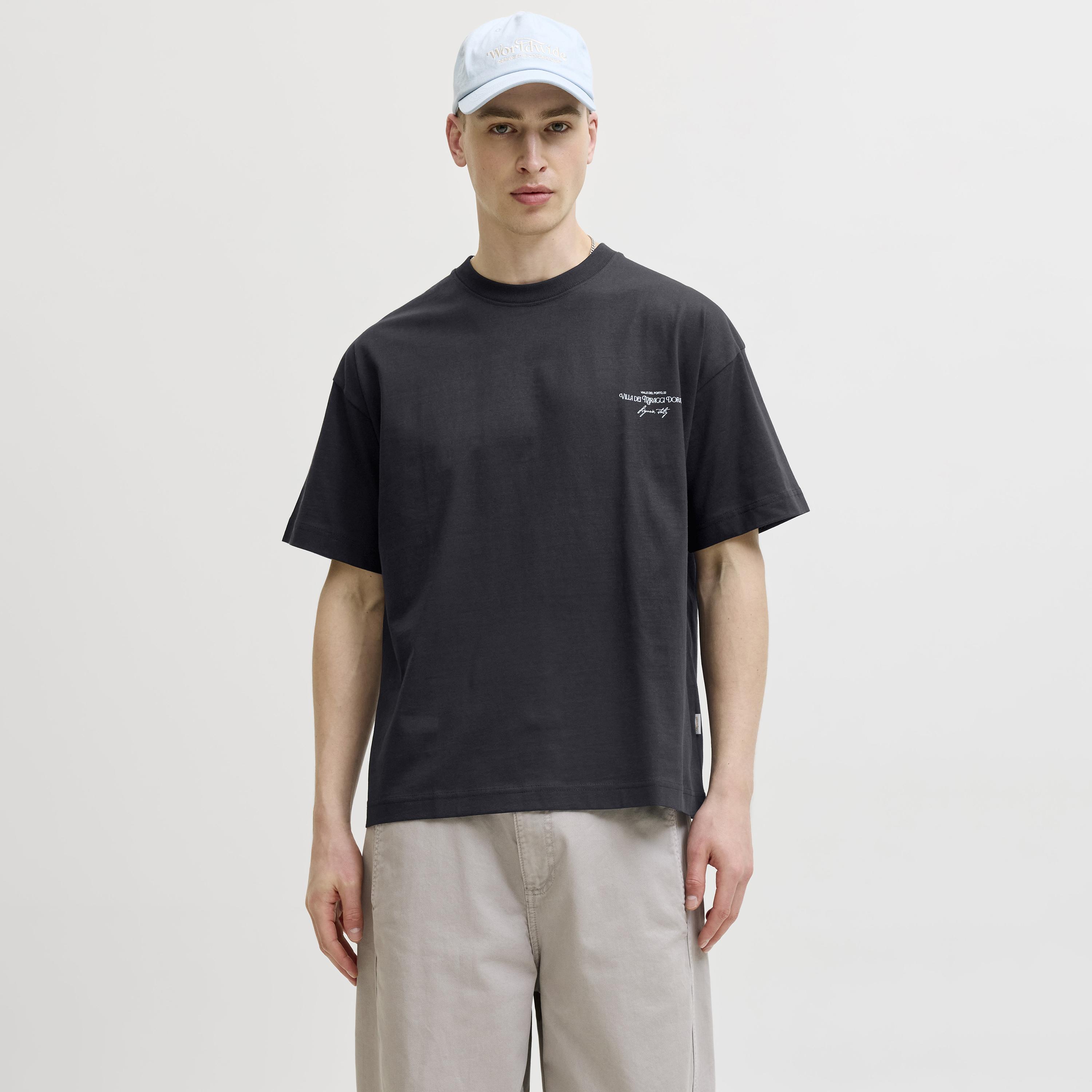 تيشرت رجالي بطبعة غرافيك وياقة مستديرة وأكمام قصيرة من جاك آند جونز-men-clothing-tshirtsandpolos-tshirts-image-1