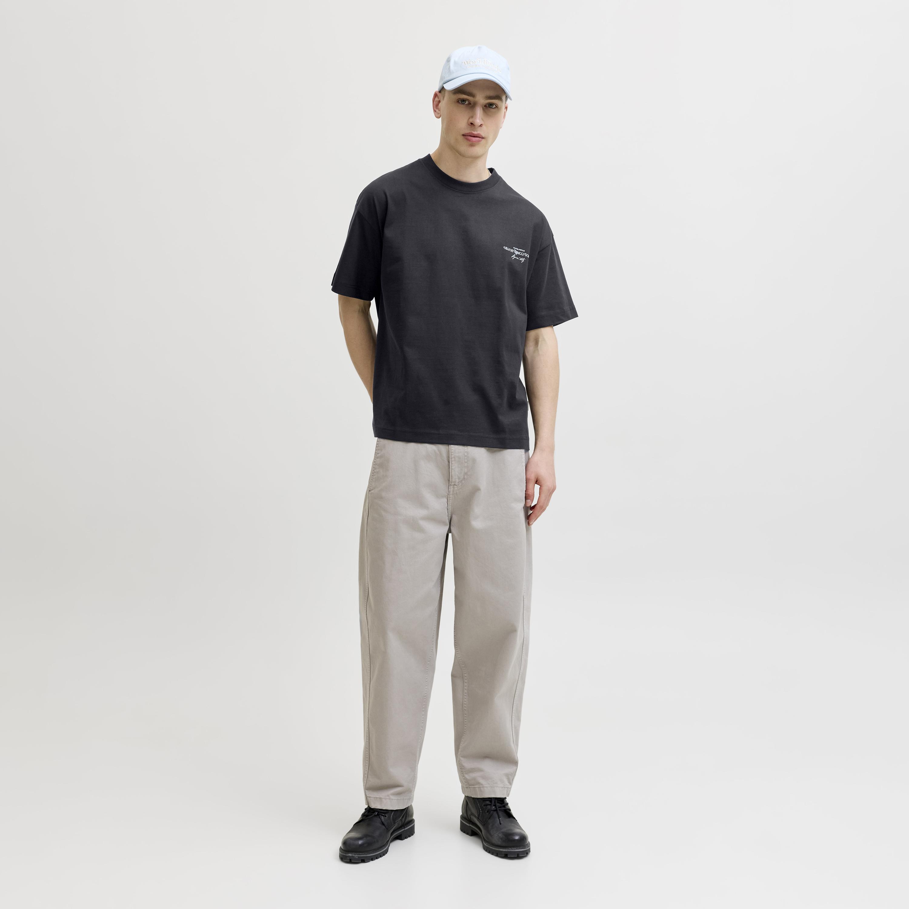 تيشرت رجالي بطبعة غرافيك وياقة مستديرة وأكمام قصيرة من جاك آند جونز-men-clothing-tshirtsandpolos-tshirts-image-2