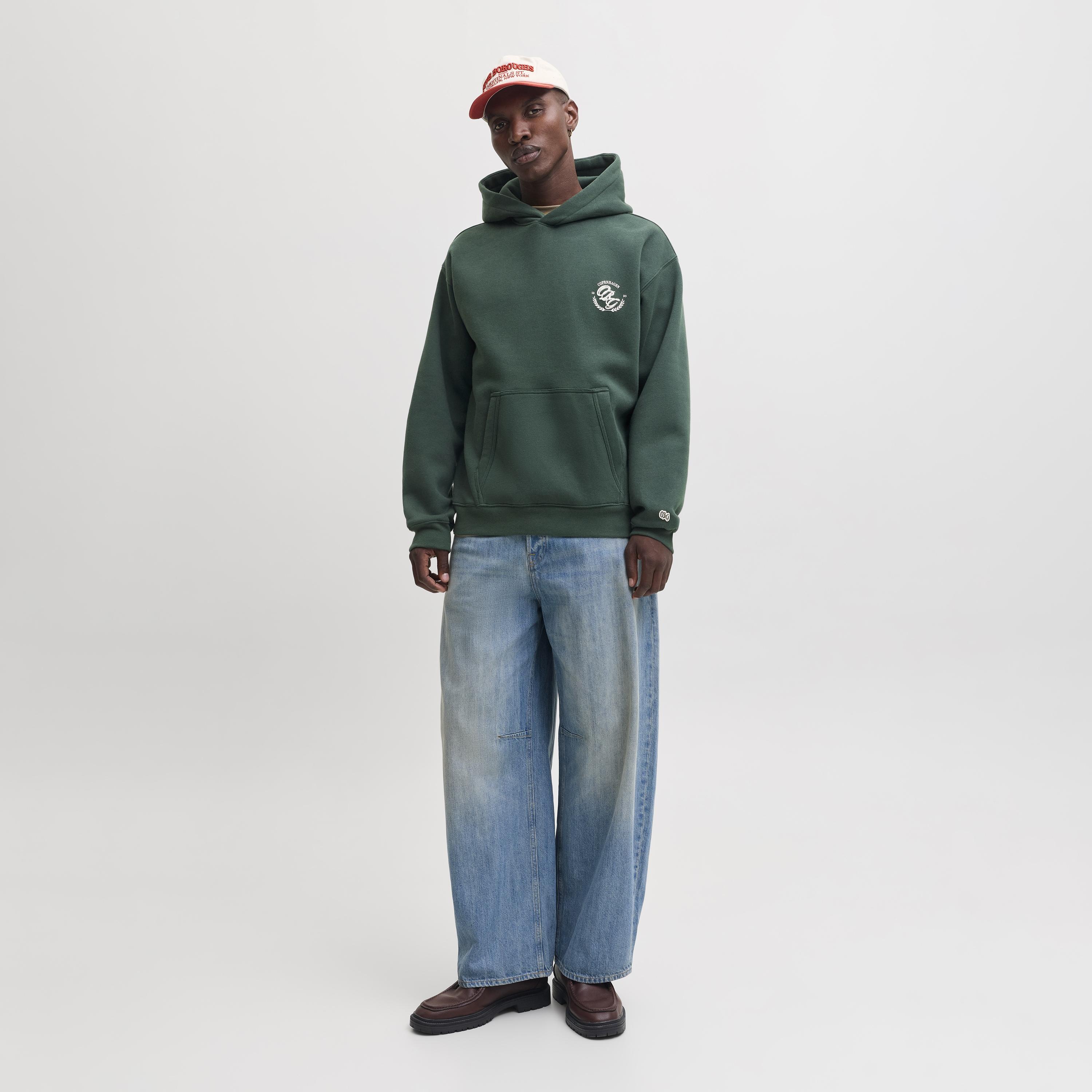 هودي رجالي بطبعة خلفية وأكمام طويلة من جاك آند جونز-men-winterwear-hoodiesandsweatshirts-image-2
