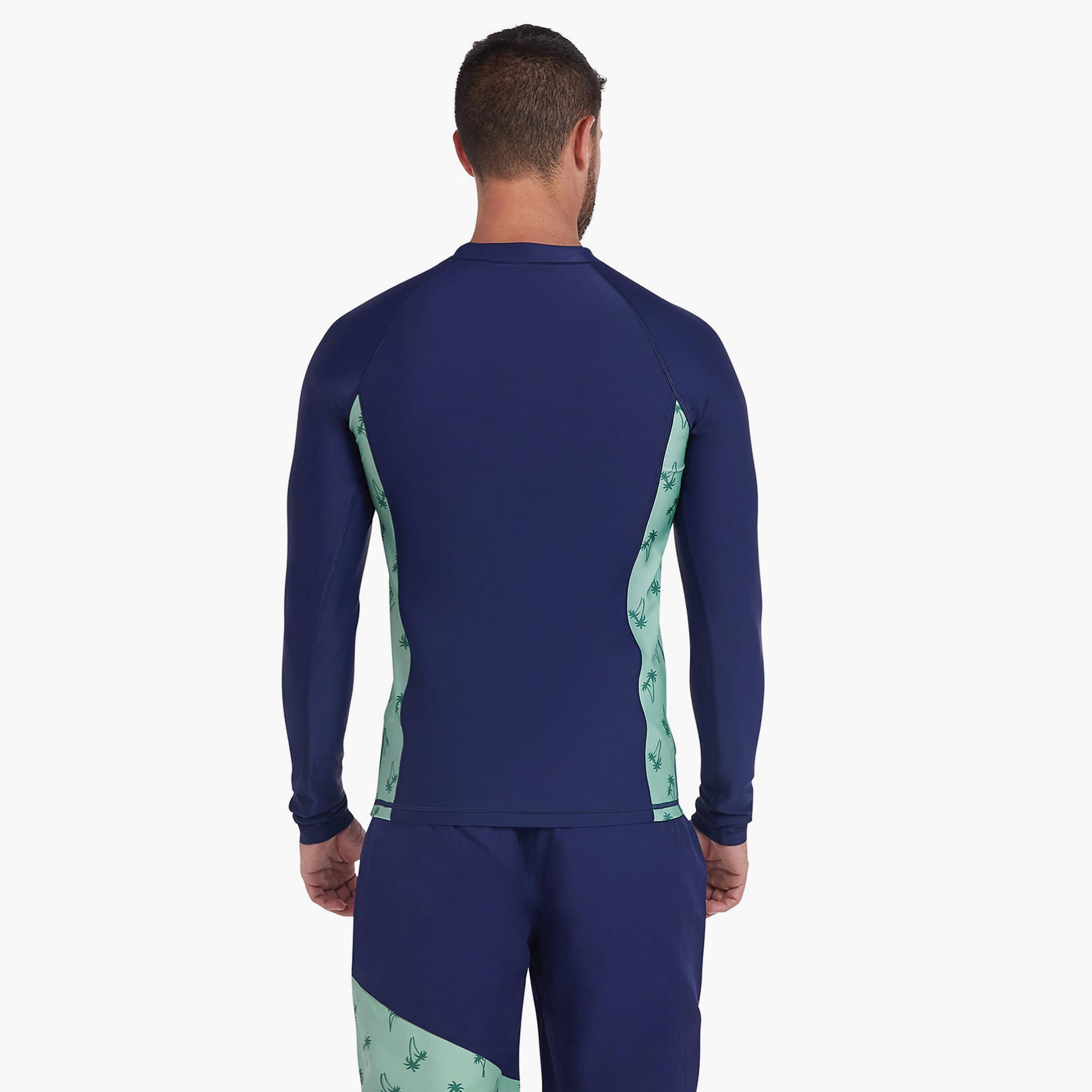كويغا - قميص رجالي بأكمام طويلة للحماية من الشمس، أزرق داكن بنقشة نخيل الربيع-sports-men-clothing-swimwear-image-2