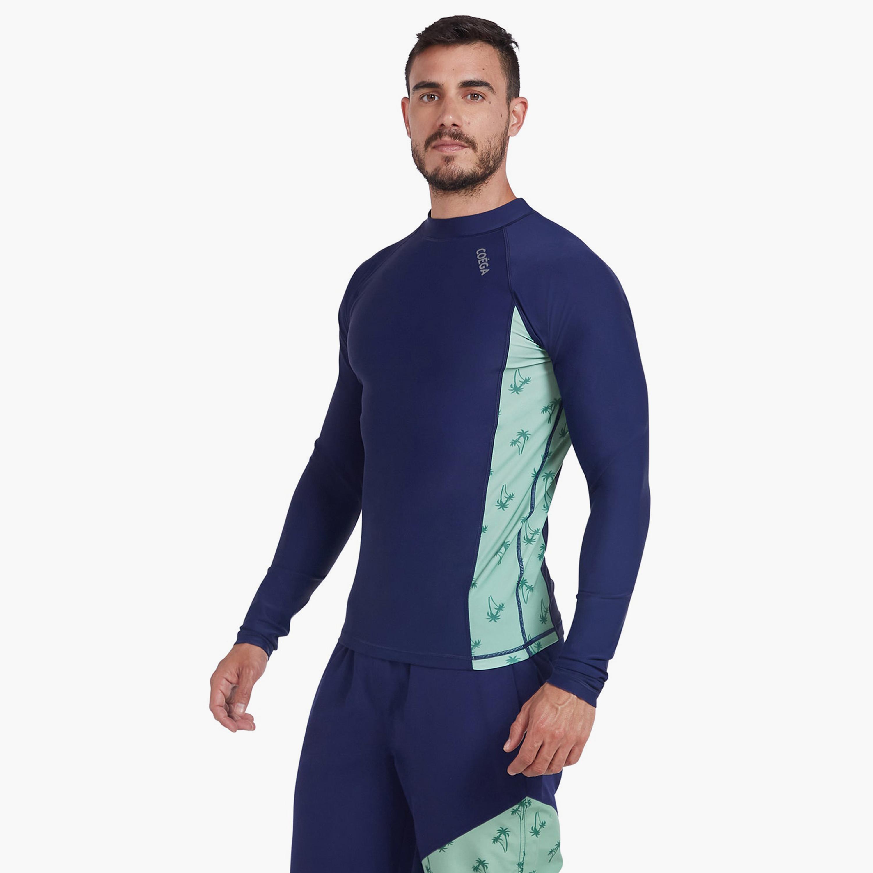 كويغا - قميص رجالي بأكمام طويلة للحماية من الشمس، أزرق داكن بنقشة نخيل الربيع-sports-men-clothing-swimwear-image-3