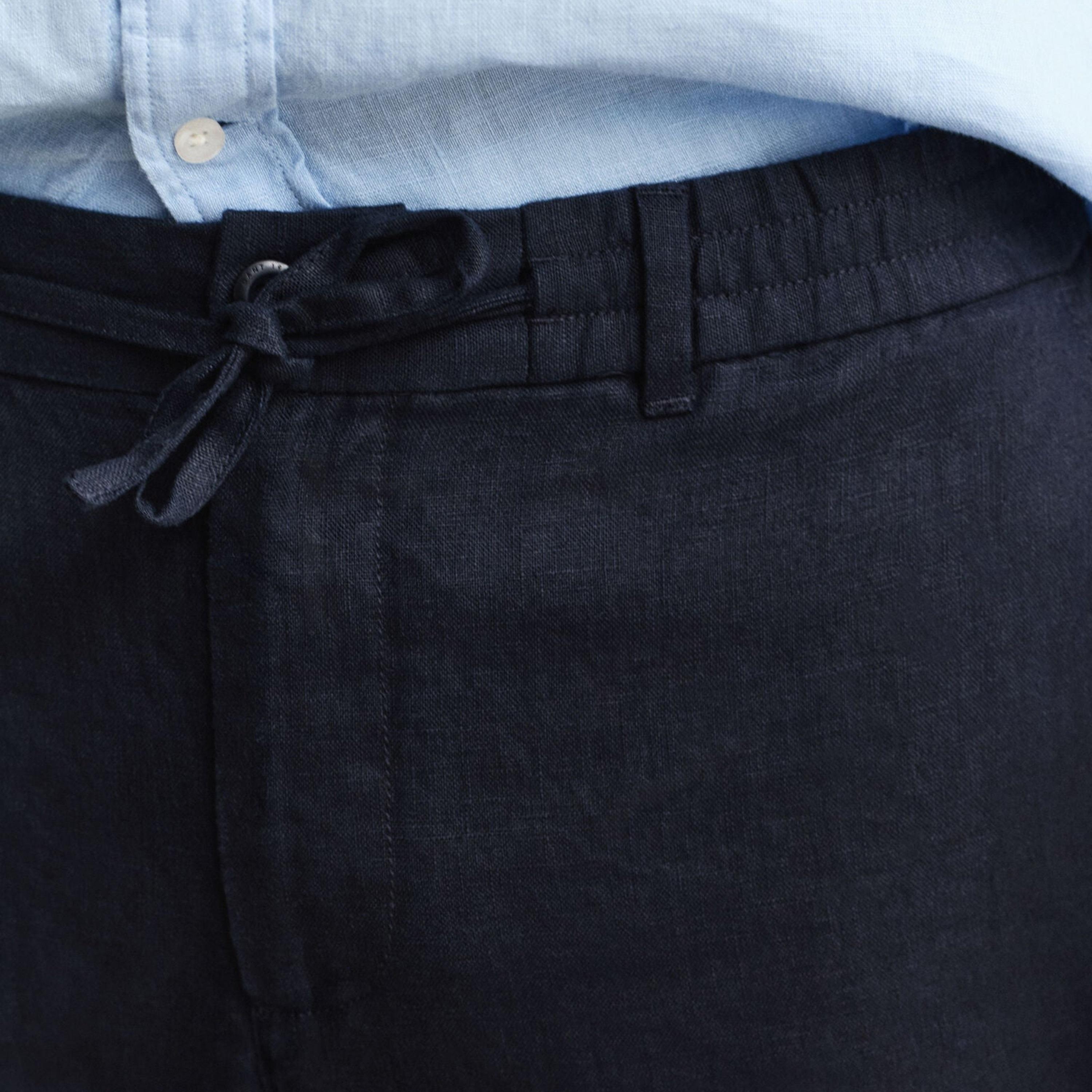 بنطال كتان رجالي سادة بخصر متوسط الارتفاع وإغلاق برباط وزر من غانت-men-clothing-bottoms-trousersandchinos-trousers-image-3