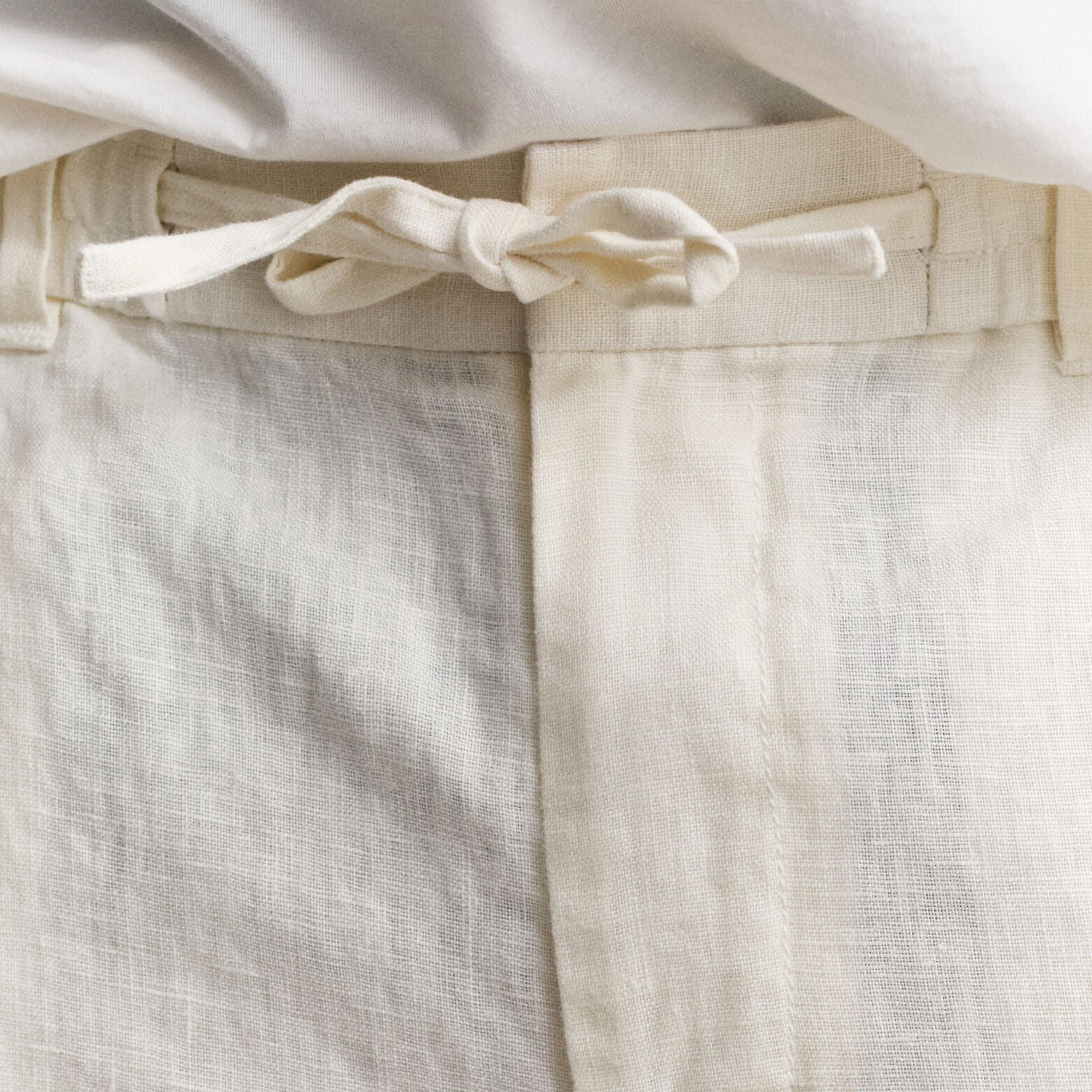 بنطال كتان رجالي سادة بخصر متوسط الارتفاع وإغلاق برباط وزر من غانت-men-clothing-bottoms-trousersandchinos-trousers-image-3