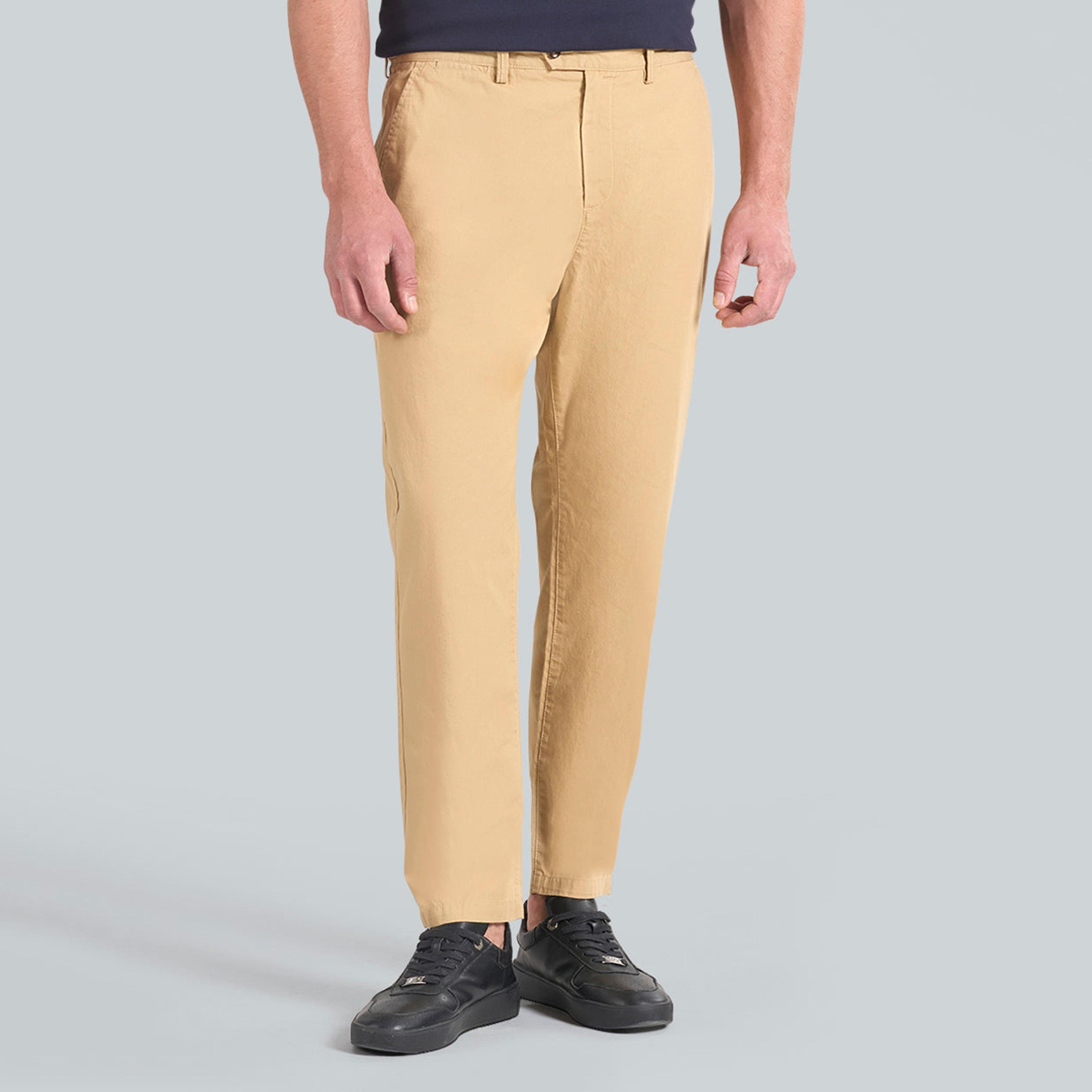 بناطيل تشينو رجالية بقصة عادية بخصر متوسط وسادة من جانت.-men-clothing-bottoms-trousersandchinos-chinos-image-1