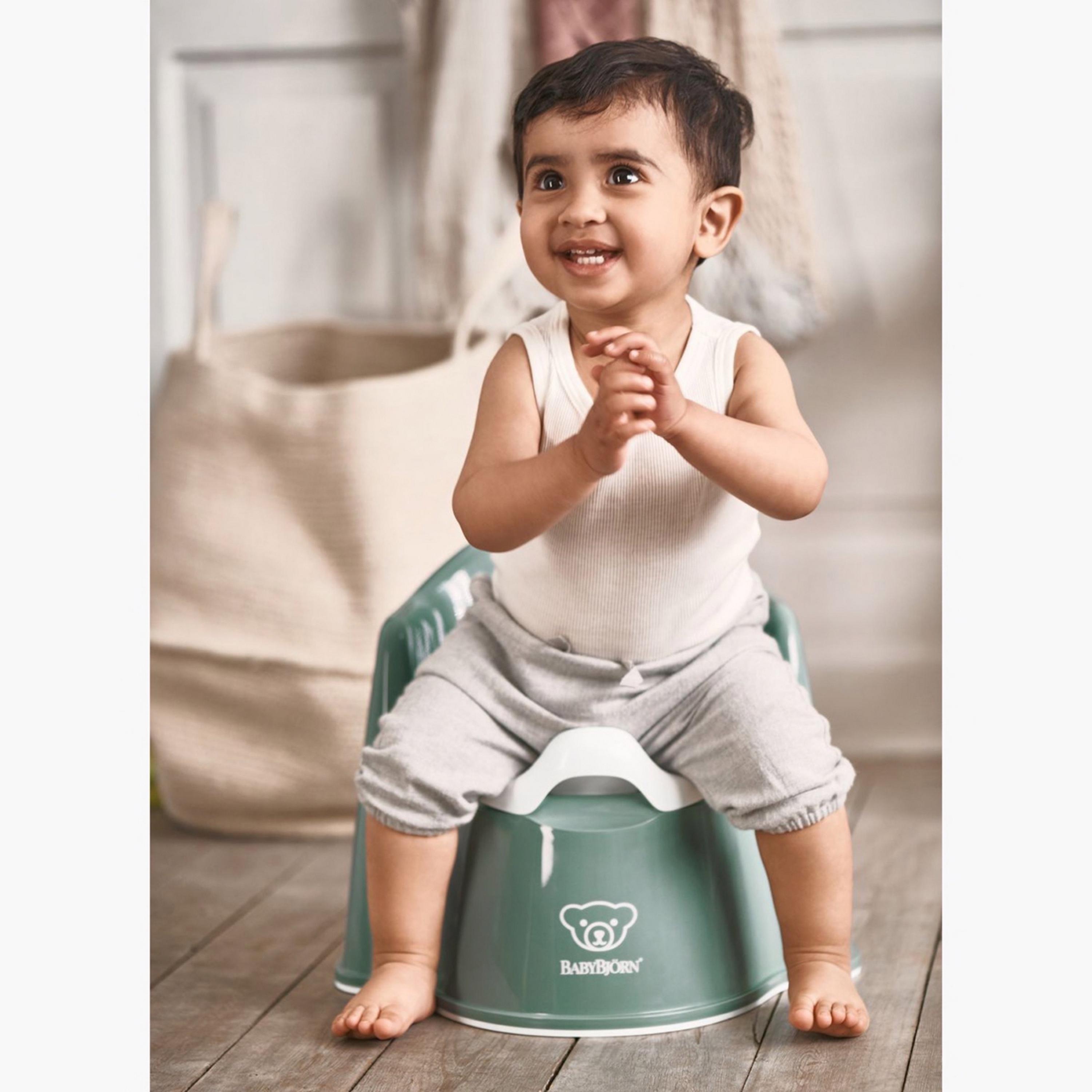 مقعد نونية بطبعات من بيبي بيورن - أخضر غامق وأبيض-baby-diapering-pottytraining-image-2