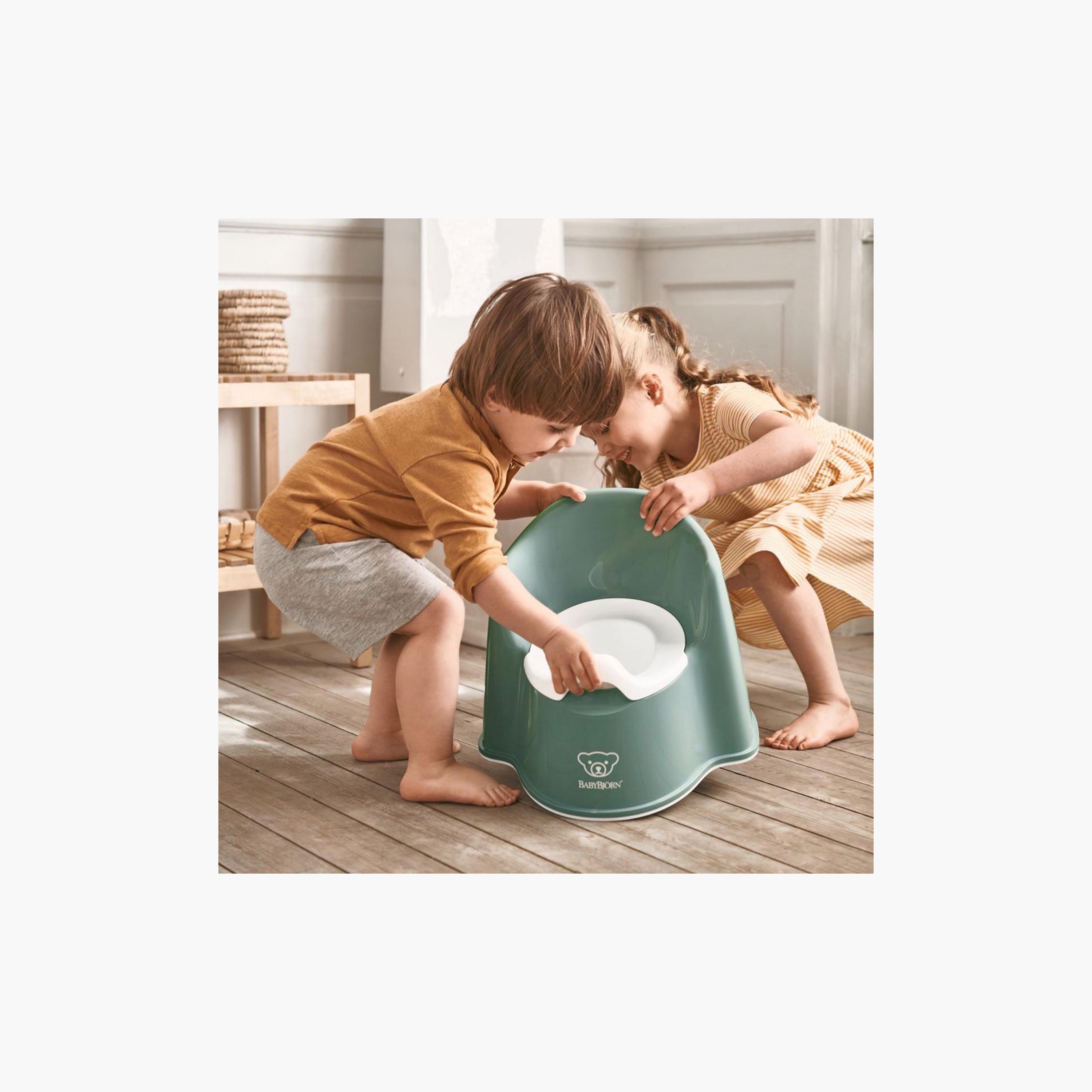 مقعد نونية بطبعات من بيبي بيورن - أخضر غامق وأبيض-baby-diapering-pottytraining-image-3
