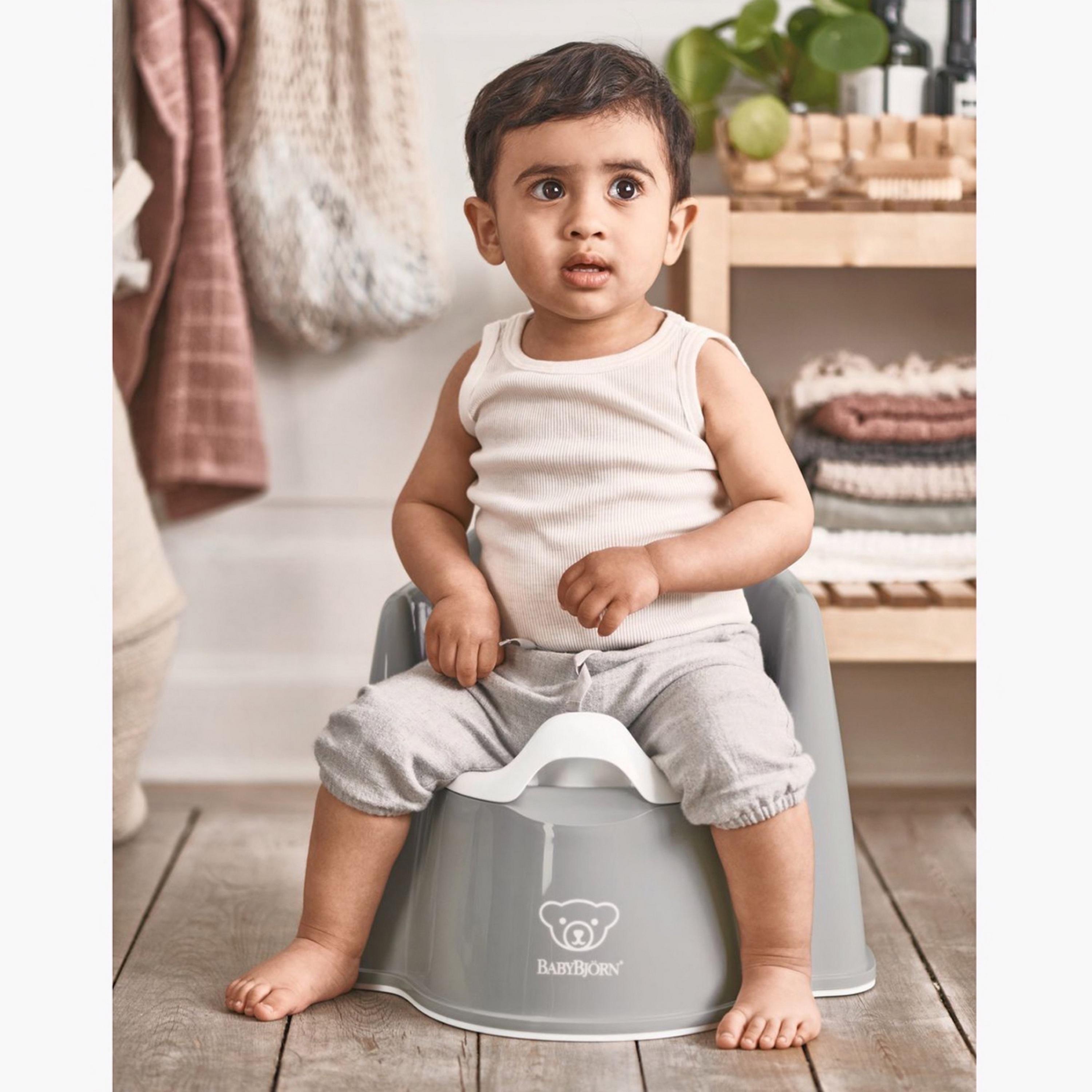 مقعد نونية من بيبي بيورن - أبيض ورمادي-baby-diapering-pottytraining-image-2