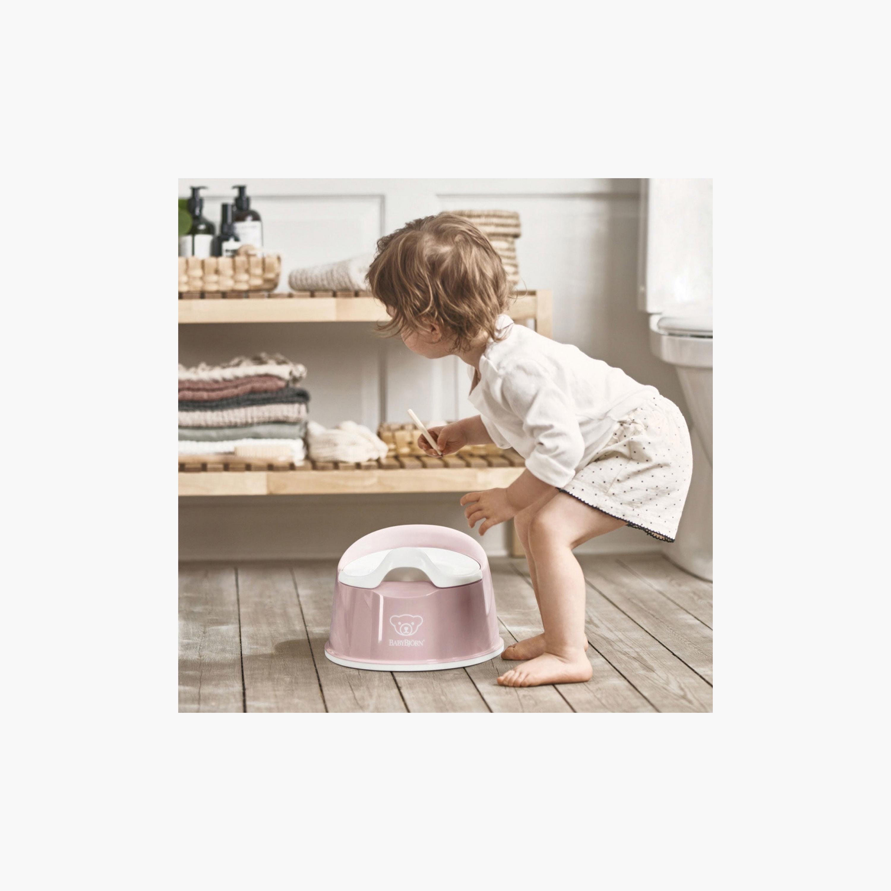مقعد نونية من بيبي بيورن - وردي وأبيض-baby-diapering-pottytraining-image-3