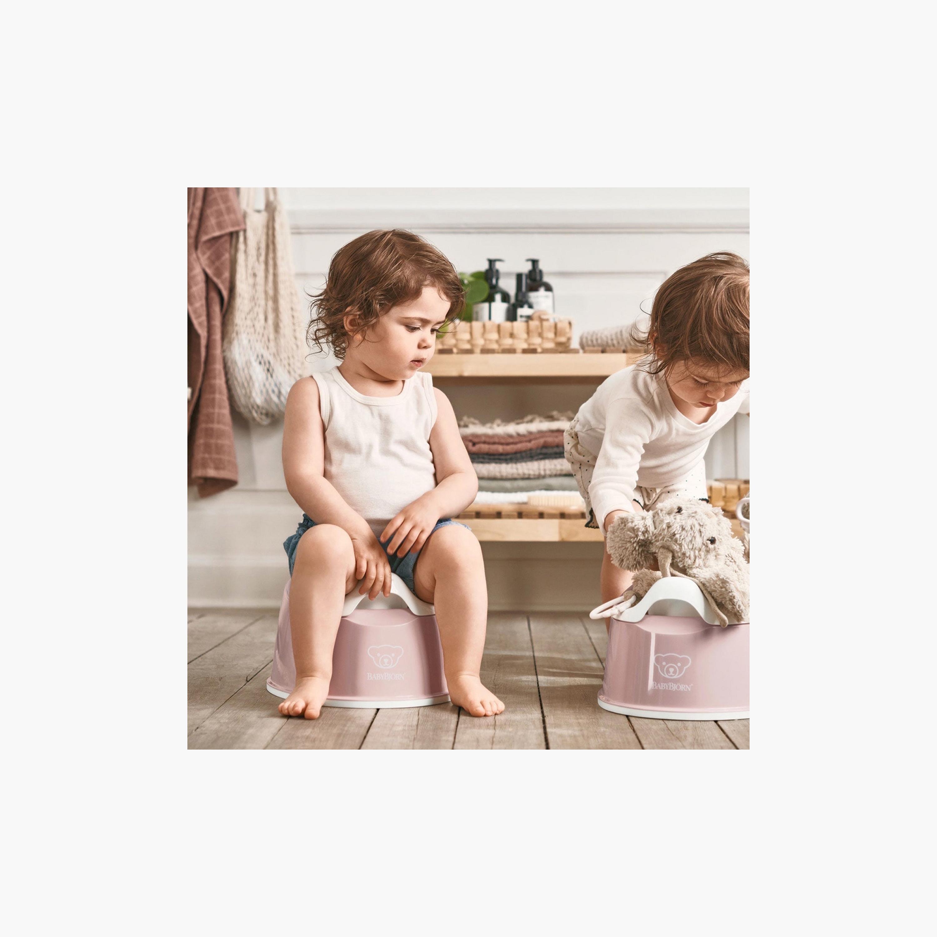 مقعد نونية من بيبي بيورن - وردي وأبيض-baby-diapering-pottytraining-image-4