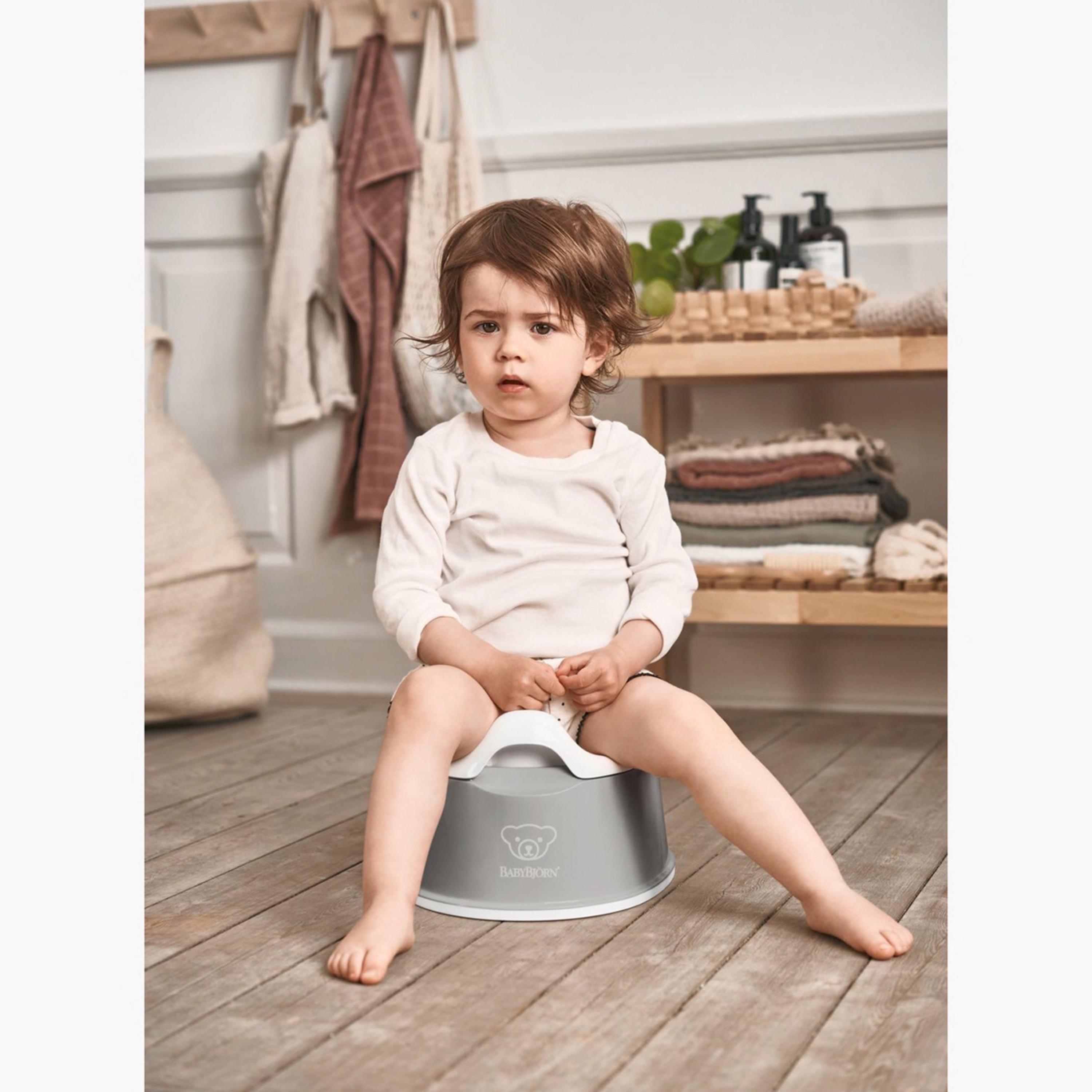 نونية ذكية من بيبي بيورن-baby-diapering-pottytraining-image-2