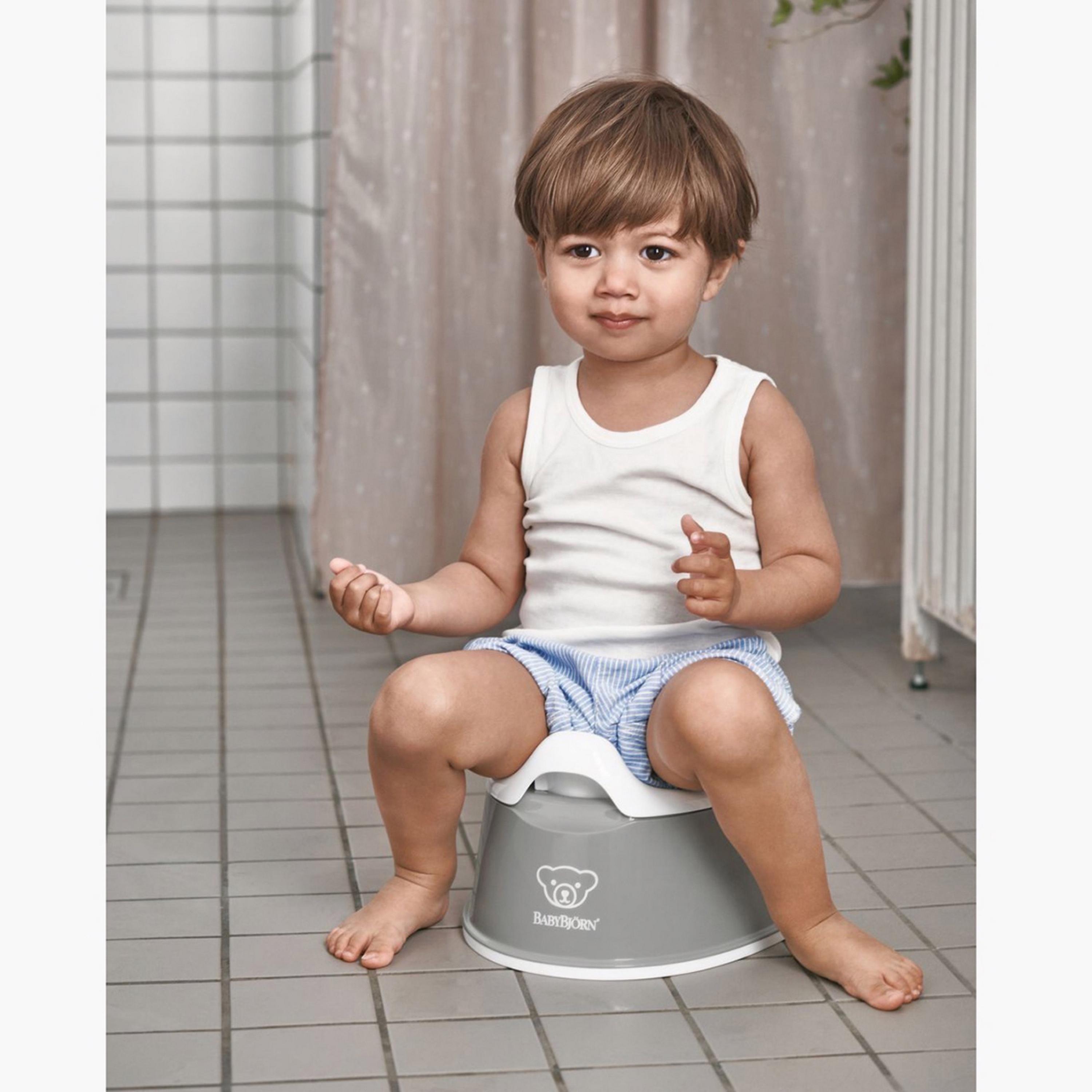نونية ذكية من بيبي بيورن-baby-diapering-pottytraining-image-3