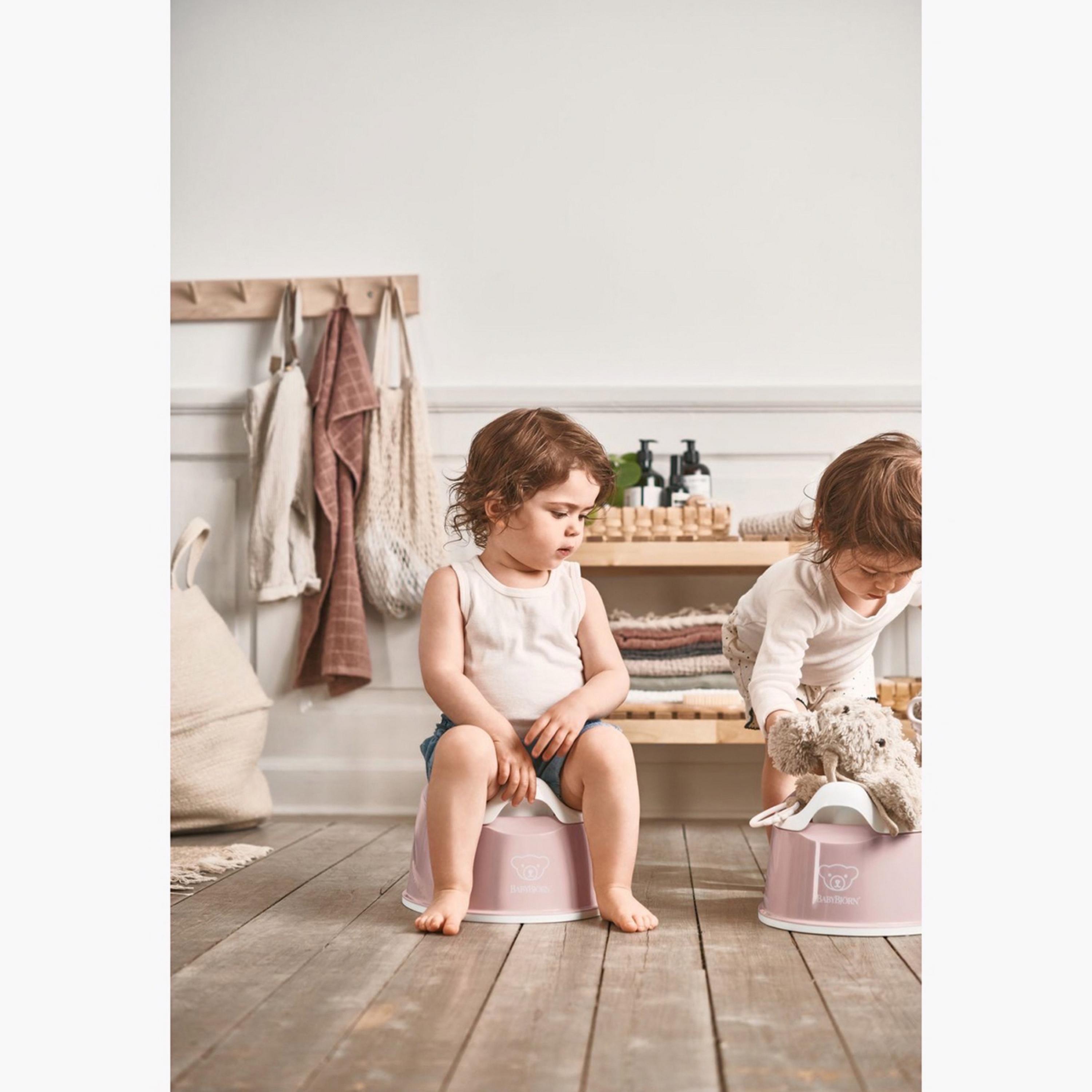 نونية ذكية من بيبي بيورن-baby-diapering-pottytraining-image-2