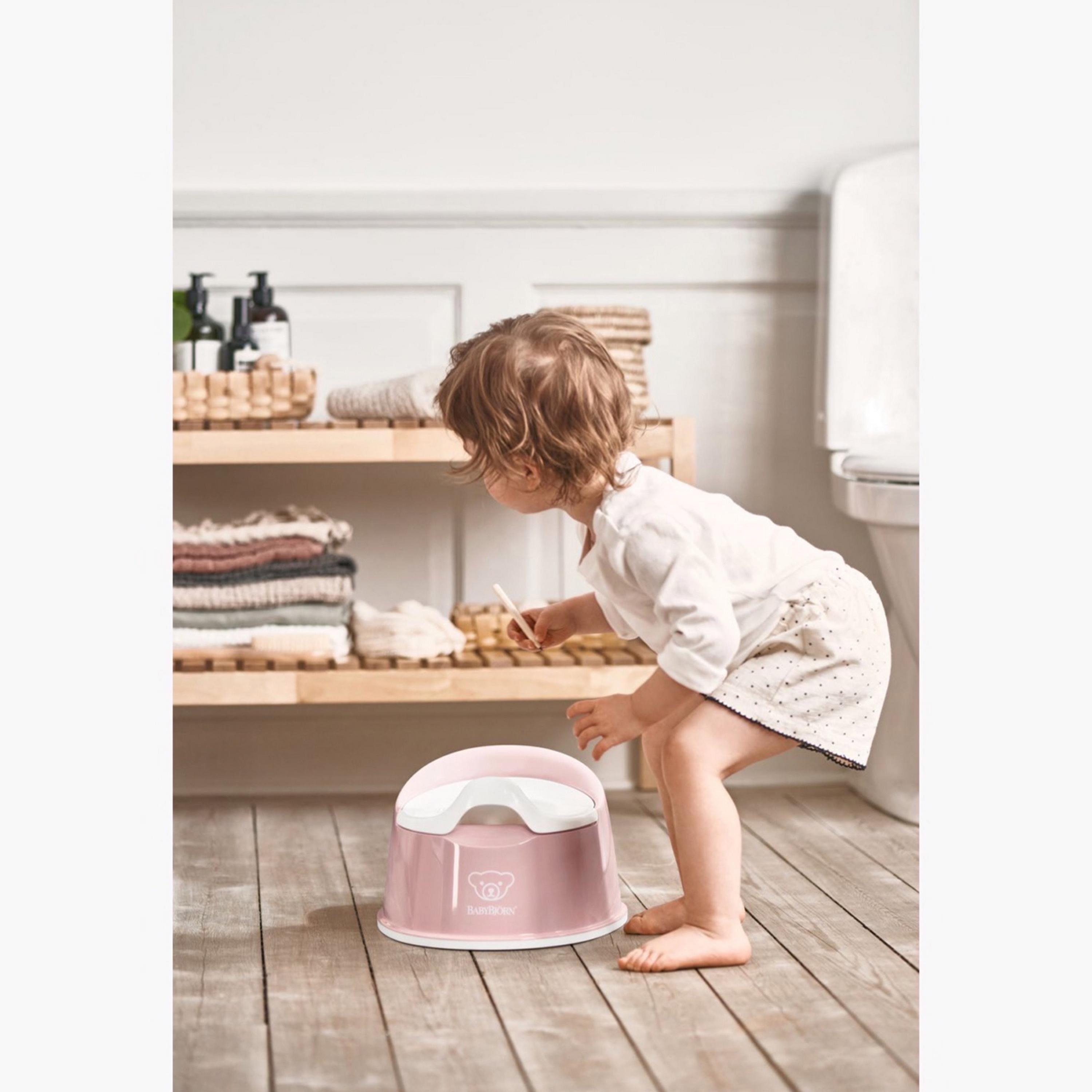 نونية ذكية من بيبي بيورن-baby-diapering-pottytraining-image-3