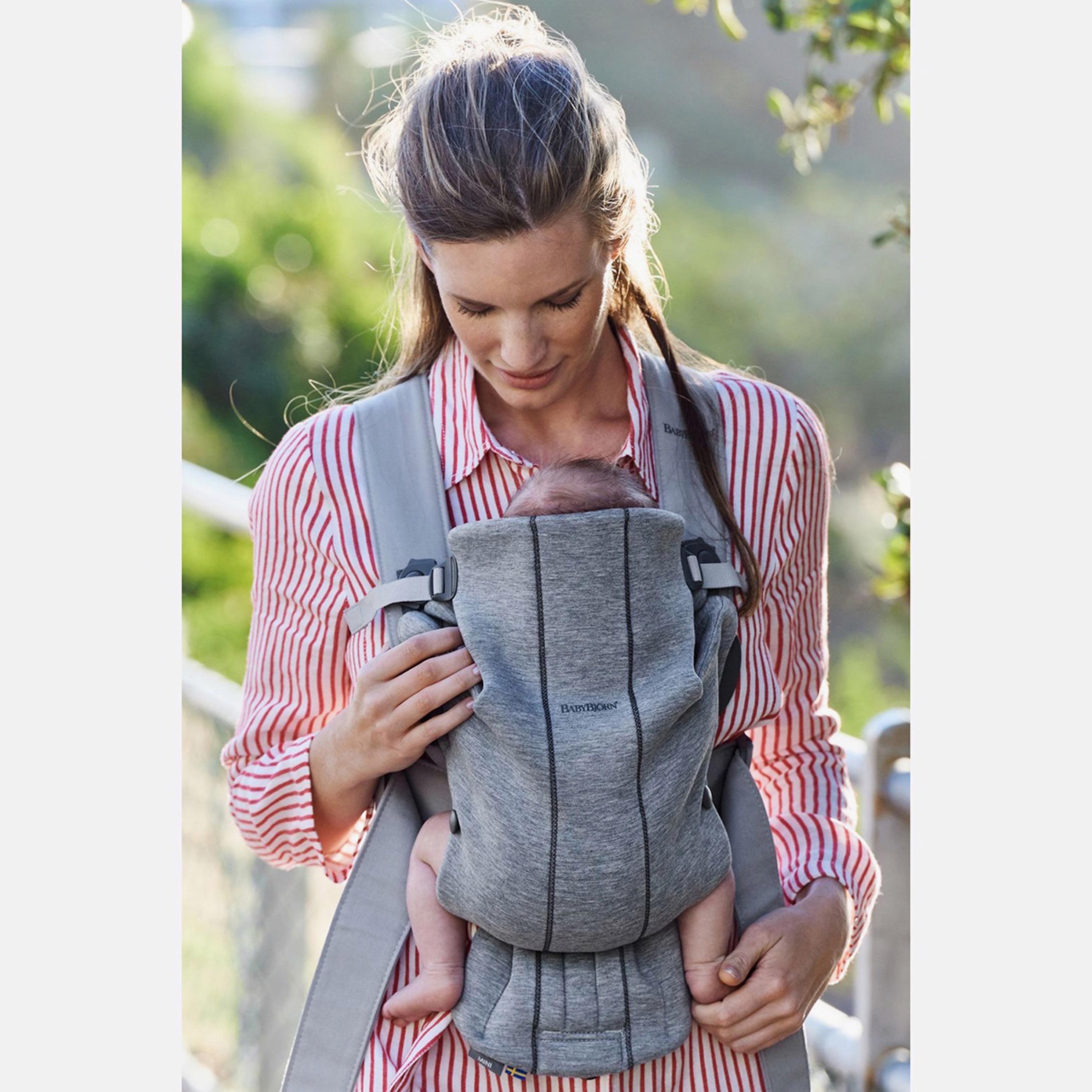 حمالة أطفال صغيرة من بيبي بيورن-baby-gear-babycarriers-image-4
