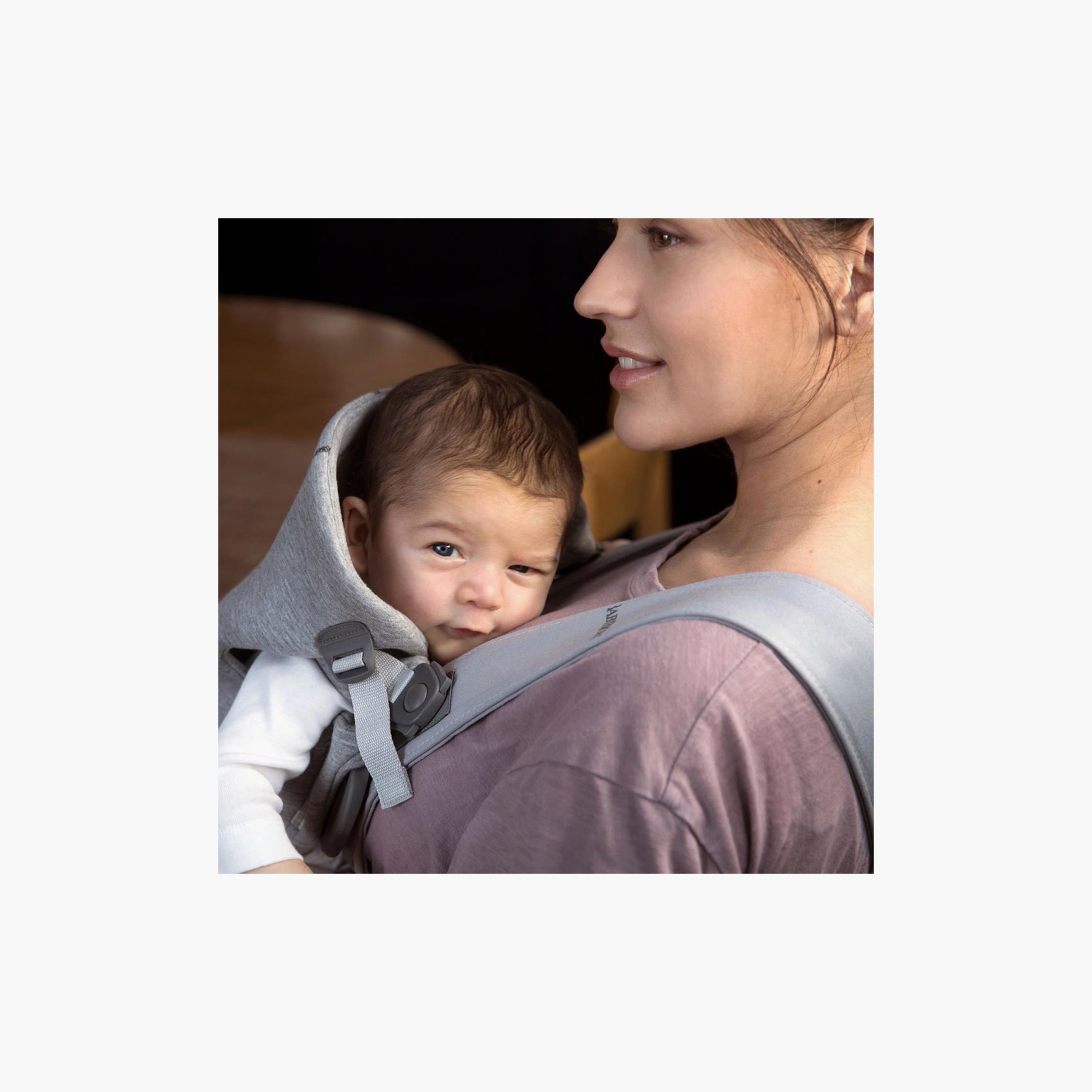 حمالة أطفال صغيرة من بيبي بيورن-baby-gear-babycarriers-image-1