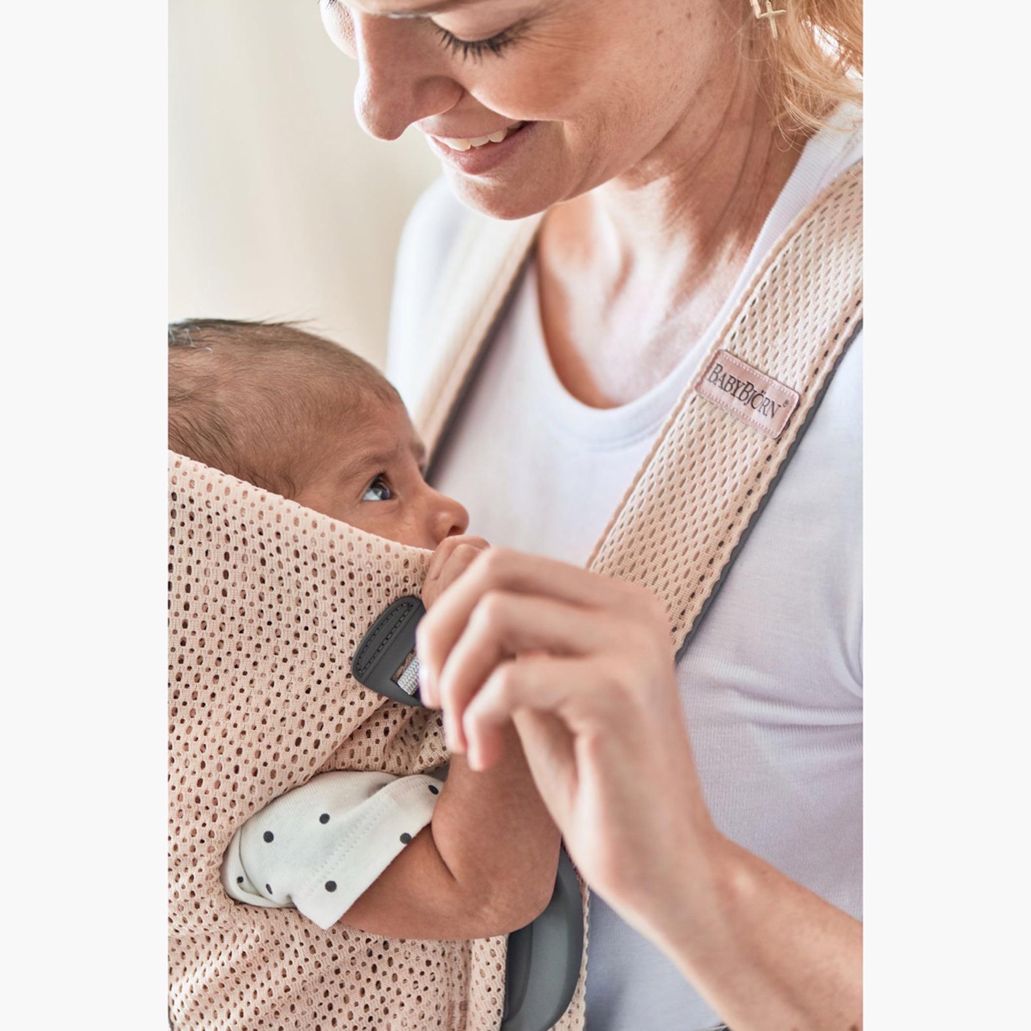 حمالة أطفال صغيرة من بيبي بيورن-baby-gear-babycarriers-image-4