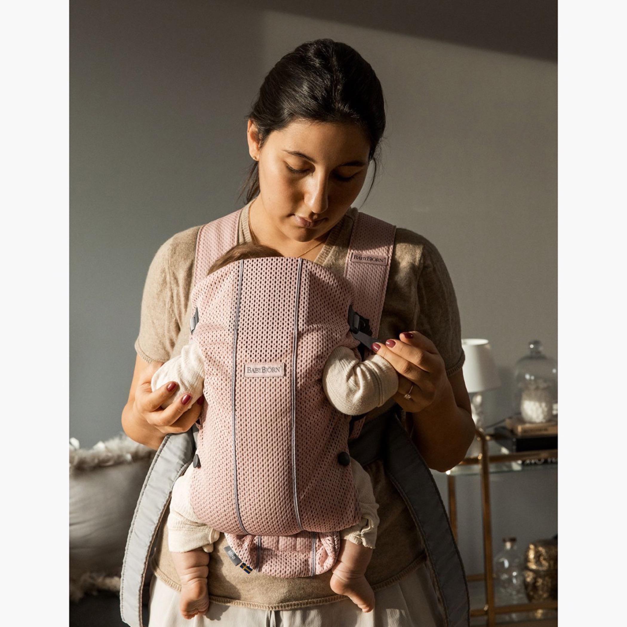 حمالة أطفال صغيرة من بيبي بيورن-baby-gear-babycarriers-image-3