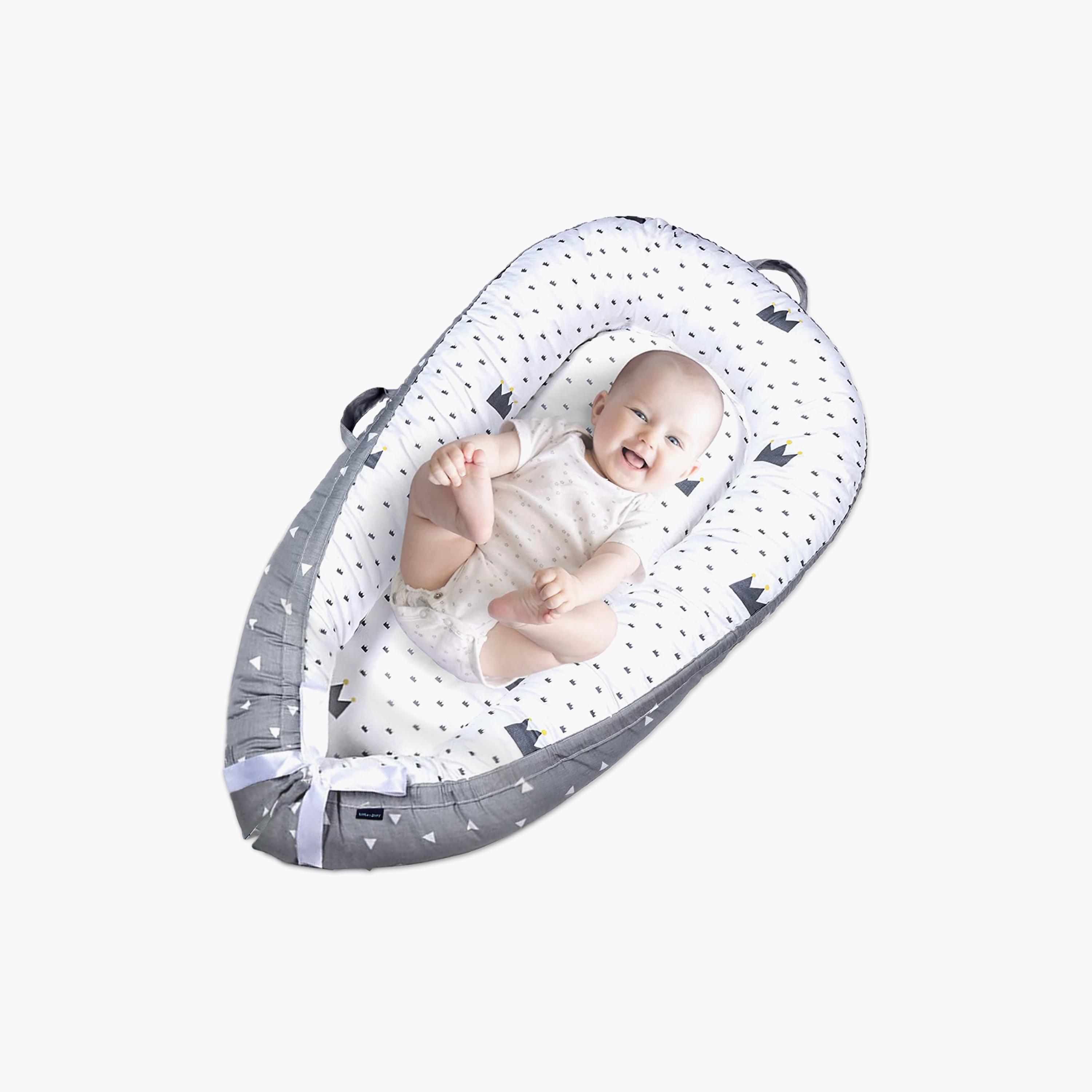 سرير حديثي الولادة محشو بالألياف بطبعات تاج من ليتل ستوري-baby-nursery-furniture-cribsandbeds-cribaccessories-image-4