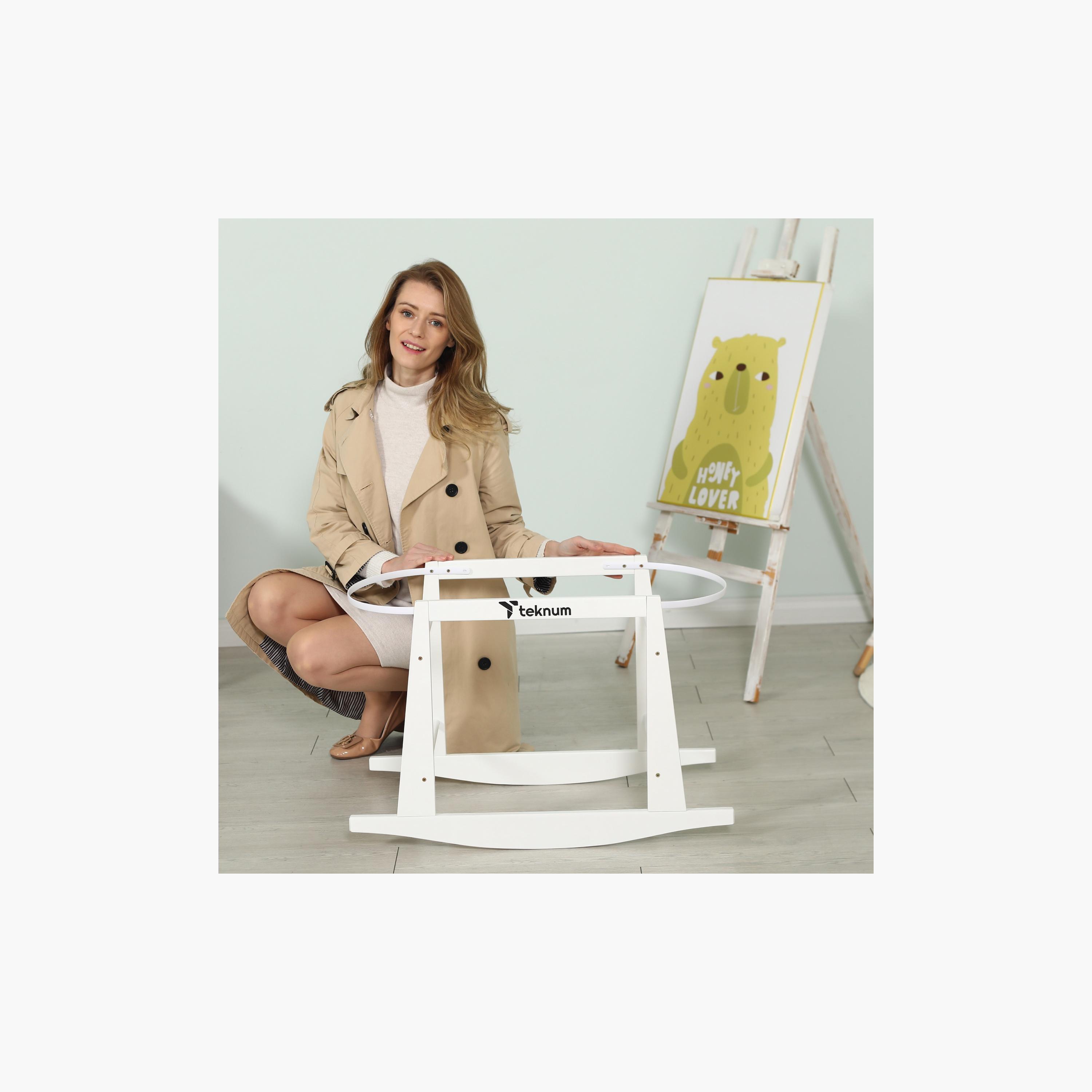 حامل هزاز لسلة موسى خوص من تيكنوم-baby-nursery-furniture-mosesbaskets-image-2