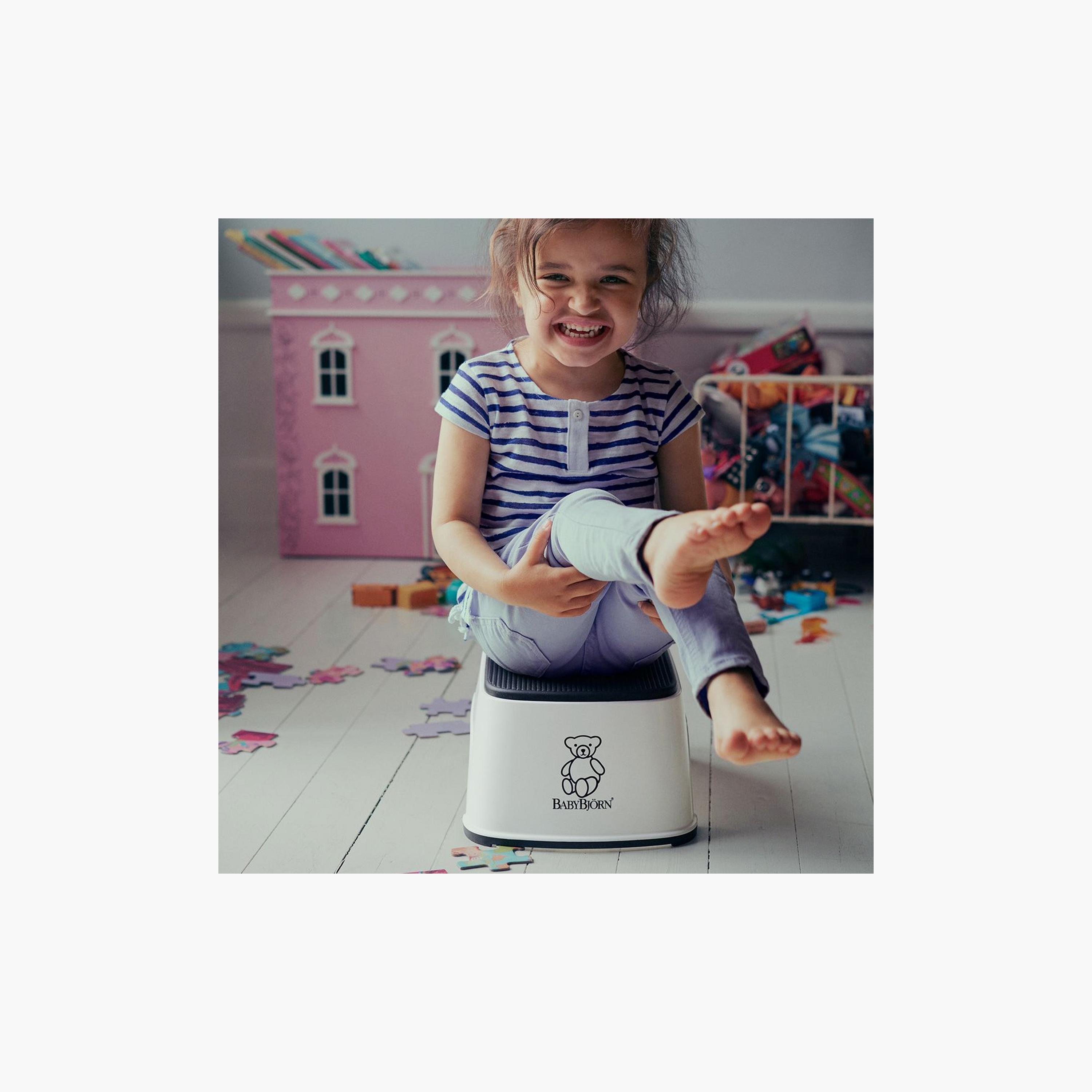 دَرج الأطفال من بيبي بيورن-baby-diapering-pottytraining-image-3