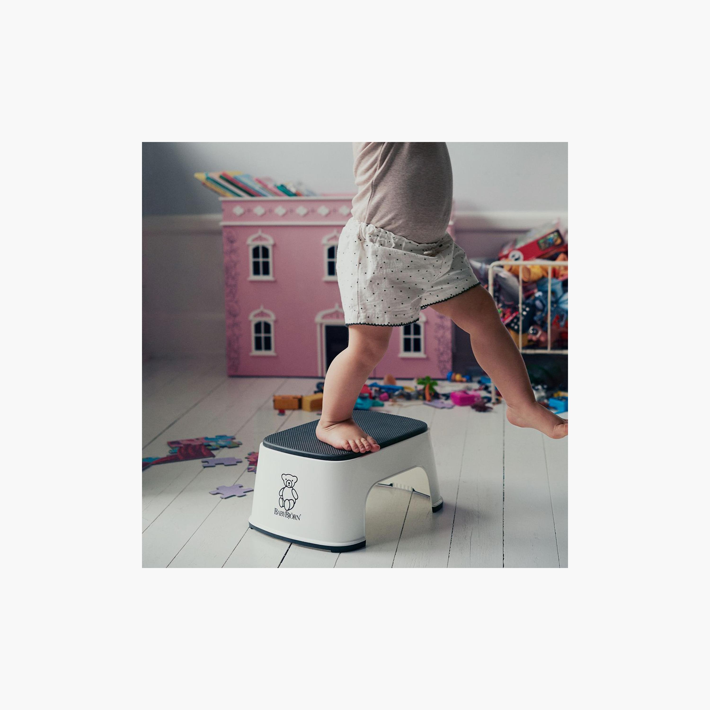 دَرج الأطفال من بيبي بيورن-baby-diapering-pottytraining-image-4