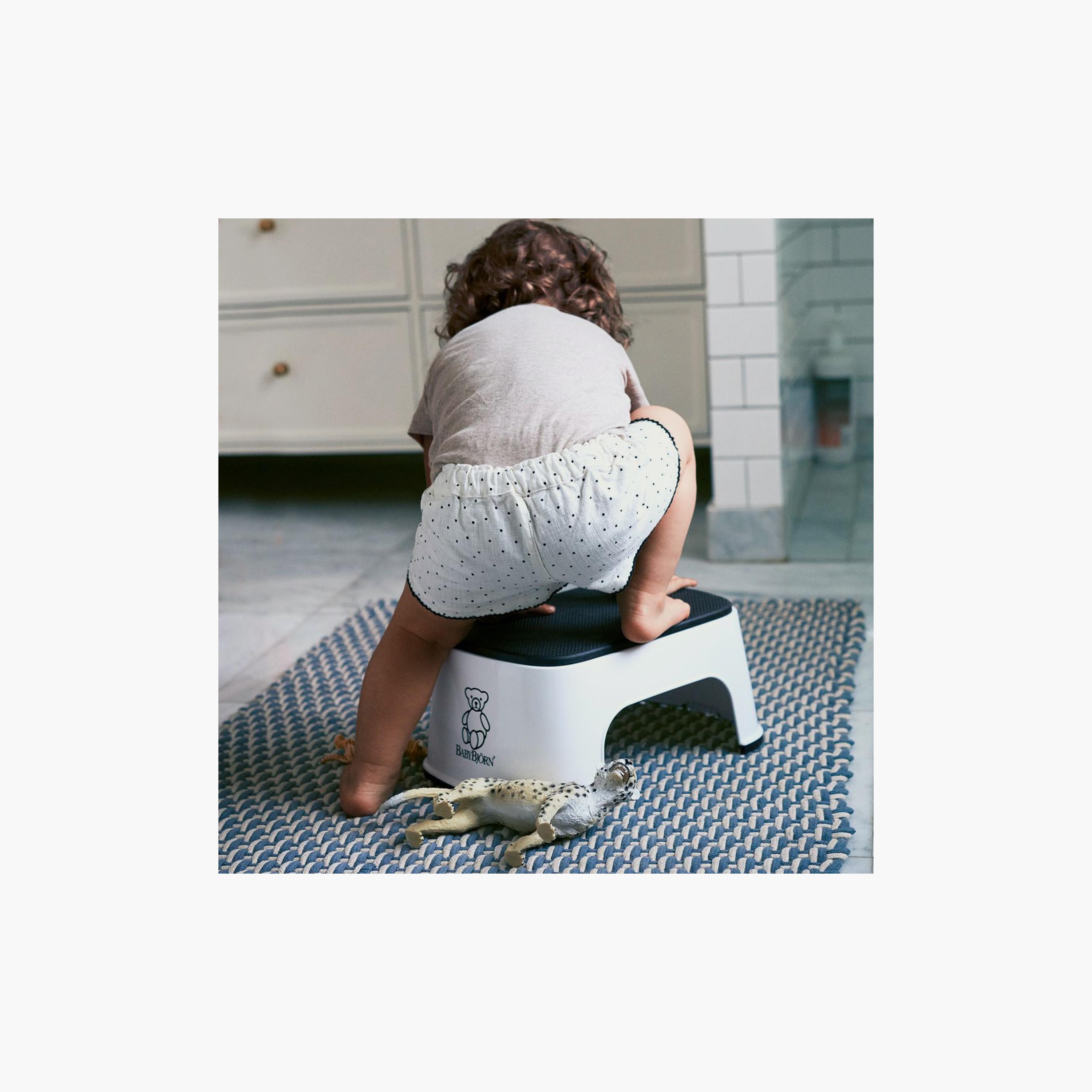 دَرج الأطفال من بيبي بيورن-baby-diapering-pottytraining-image-5