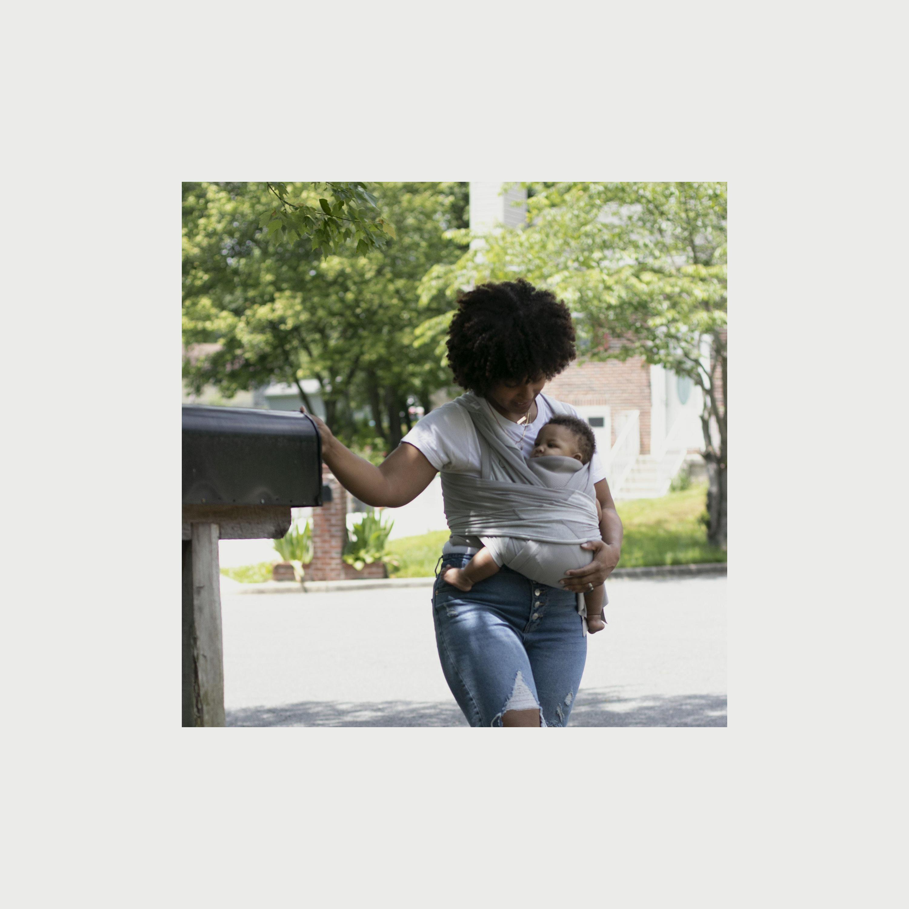 حمالة الأطفال بوبي كومفي هاج من شيكو، ثلجي-baby-gear-babycarriers-image-1