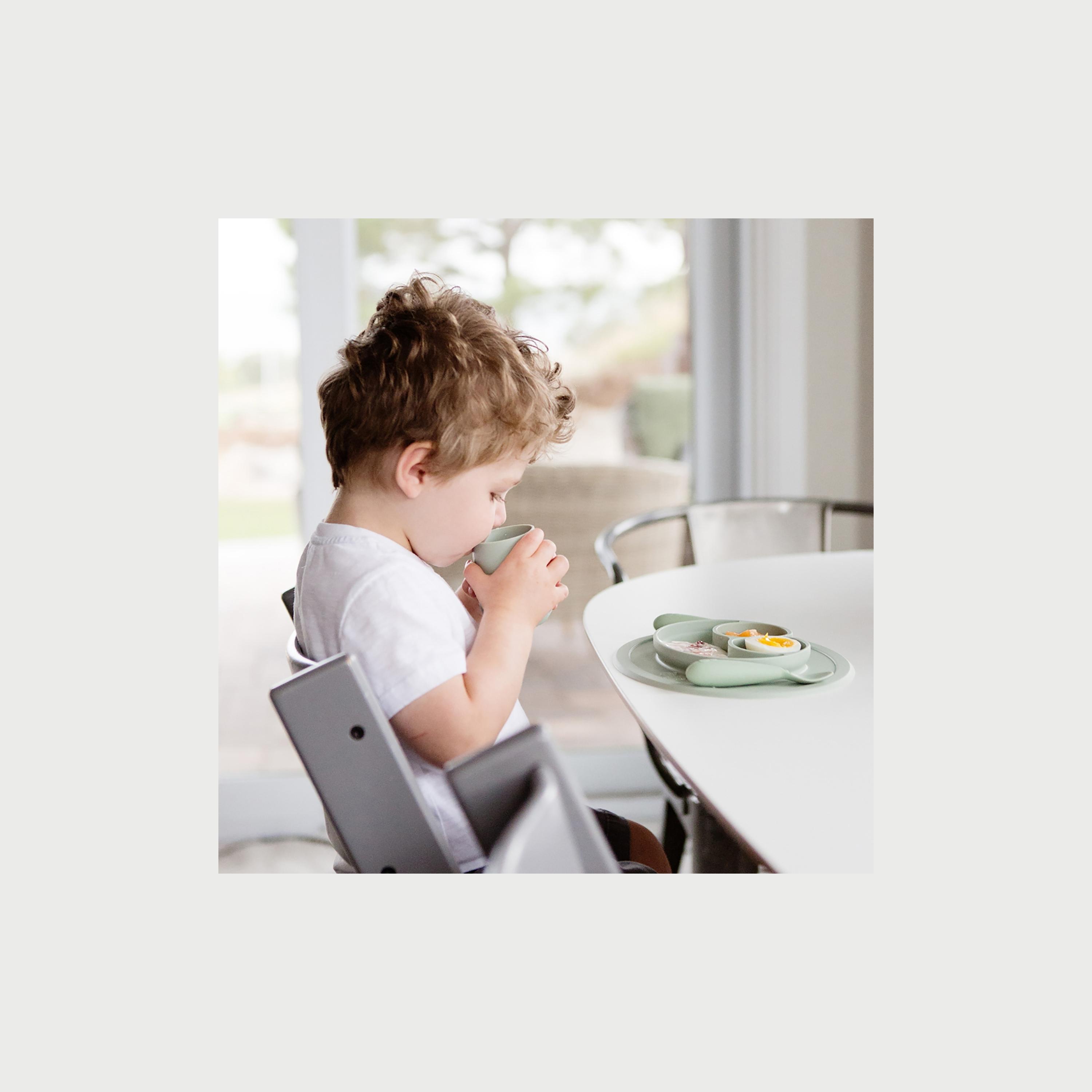 كوب تدريب صغير مع مصاصة من إيزي بيزي، اخضر مريمية-baby-feeding-mealtimeessentials-image-5