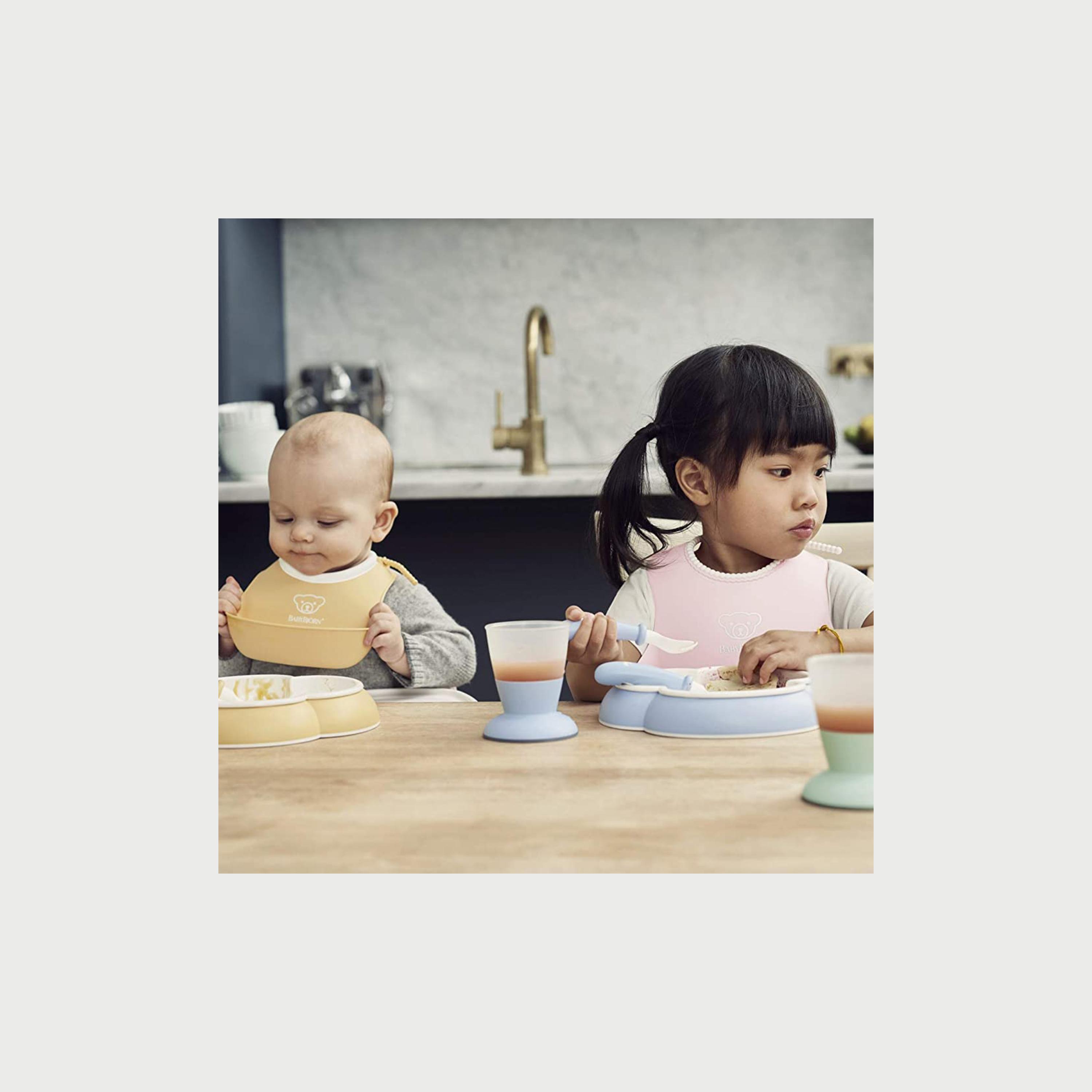 مريلة للأطفال من بيبي بيورن باللون الوردي-baby-feeding-bibs-image-2