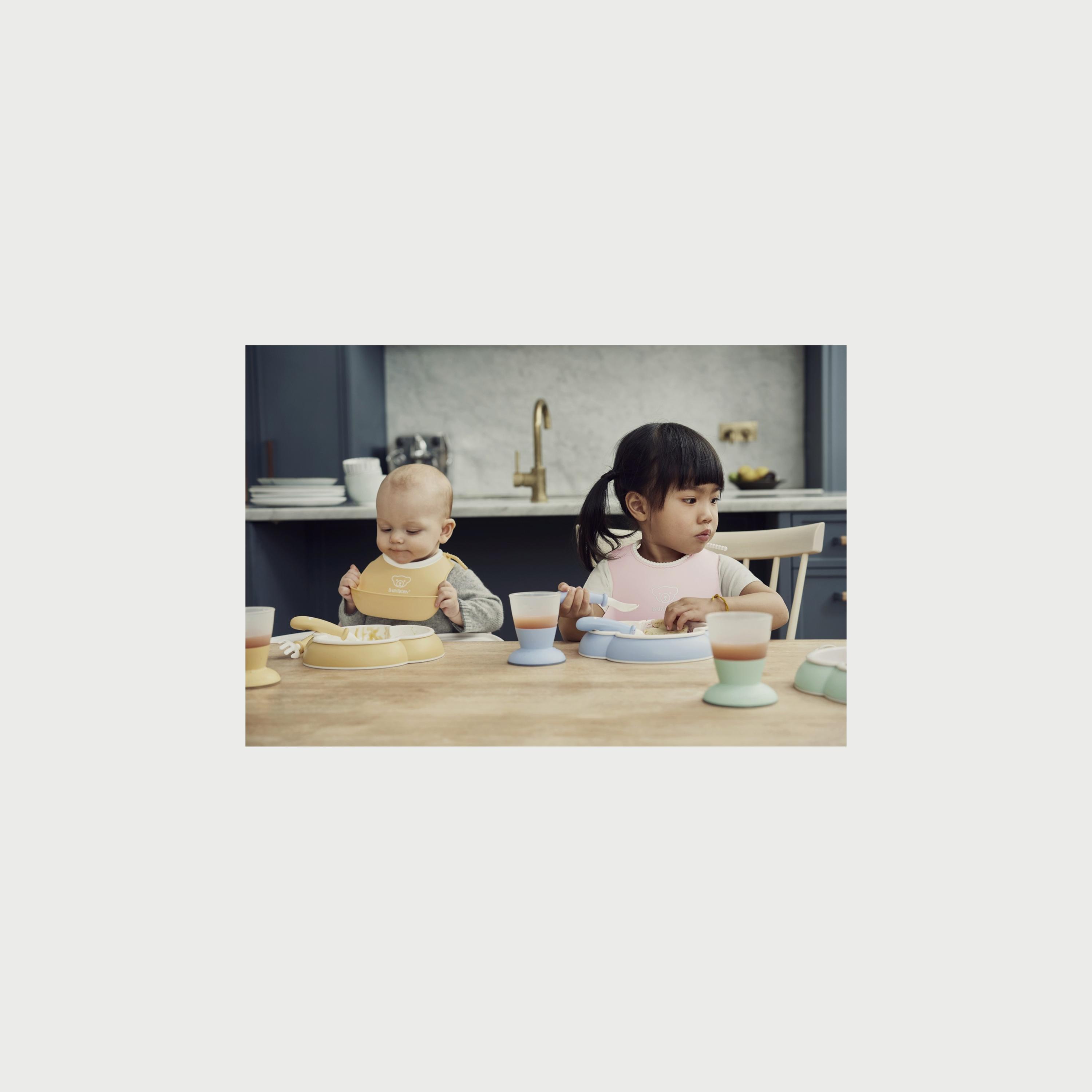 مريلة للأطفال من بيبي بيورن، فطعتان، أصغر / أخضر-baby-feeding-bibs-image-3
