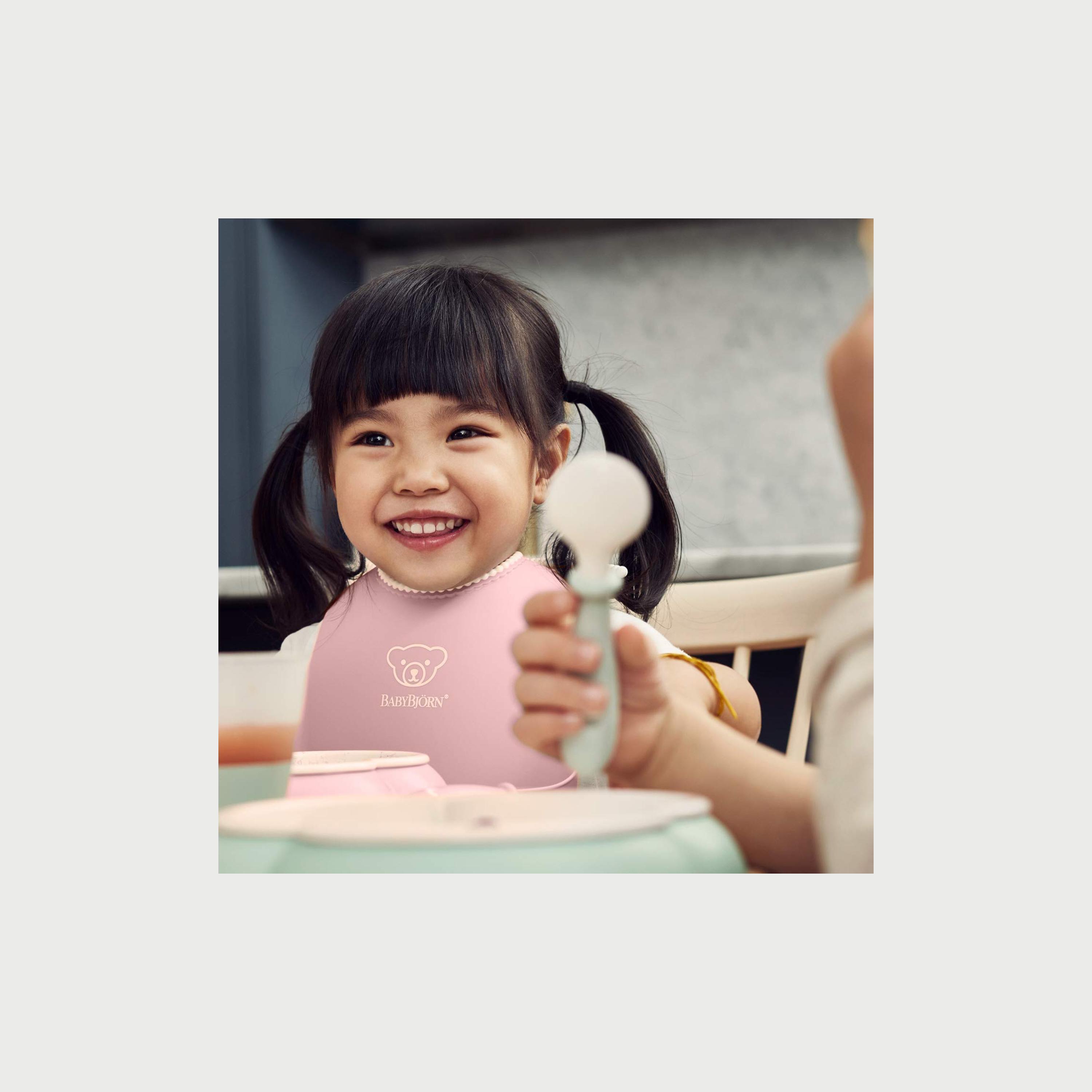 مريلة وقت الطعام من بيبي بيورن، قطعتين باللون الوردي-baby-feeding-bibs-image-3