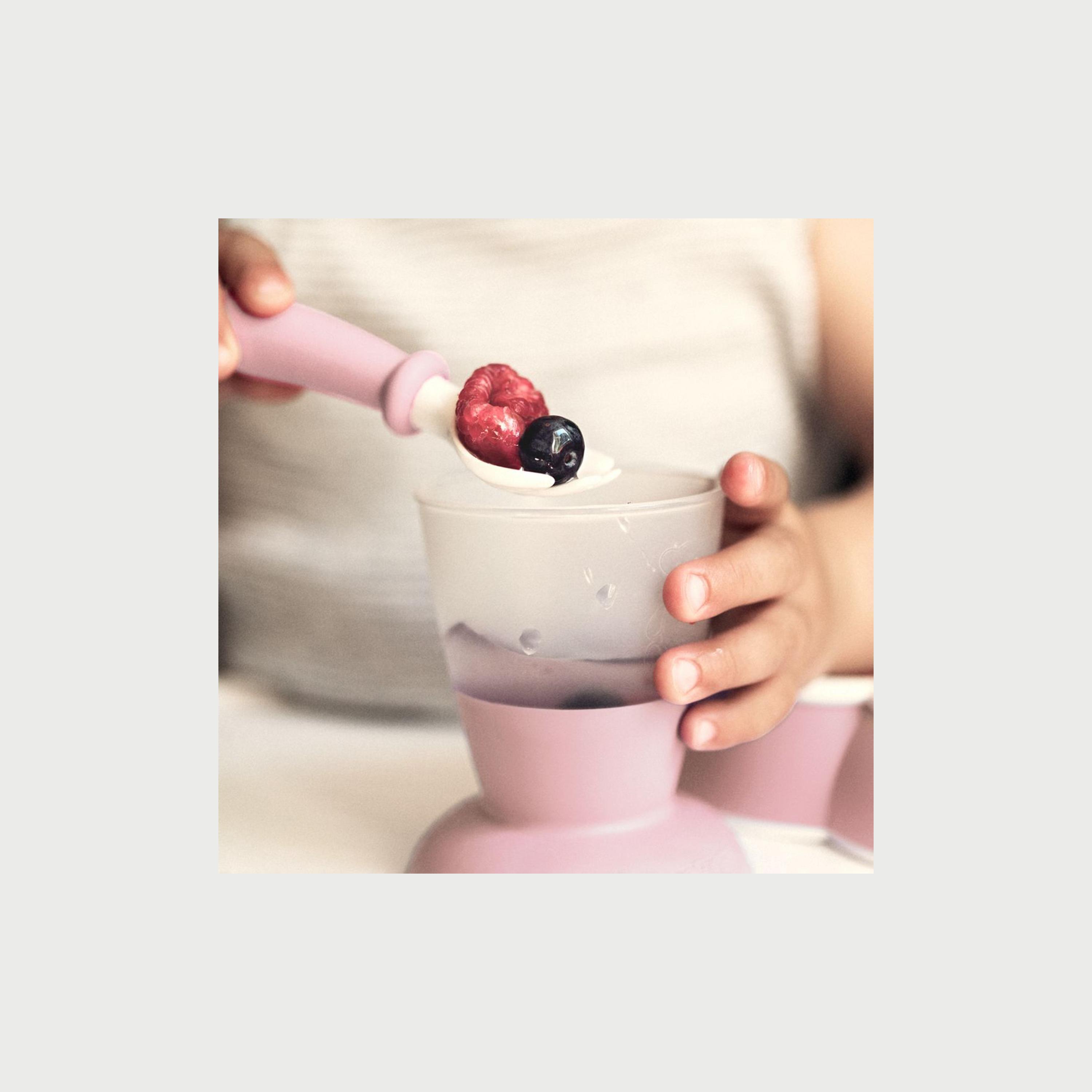 مجموعة أدوات الطعام 4 قطع من بيبي بيورن (وردي)-baby-feeding-mealtimeessentials-image-4
