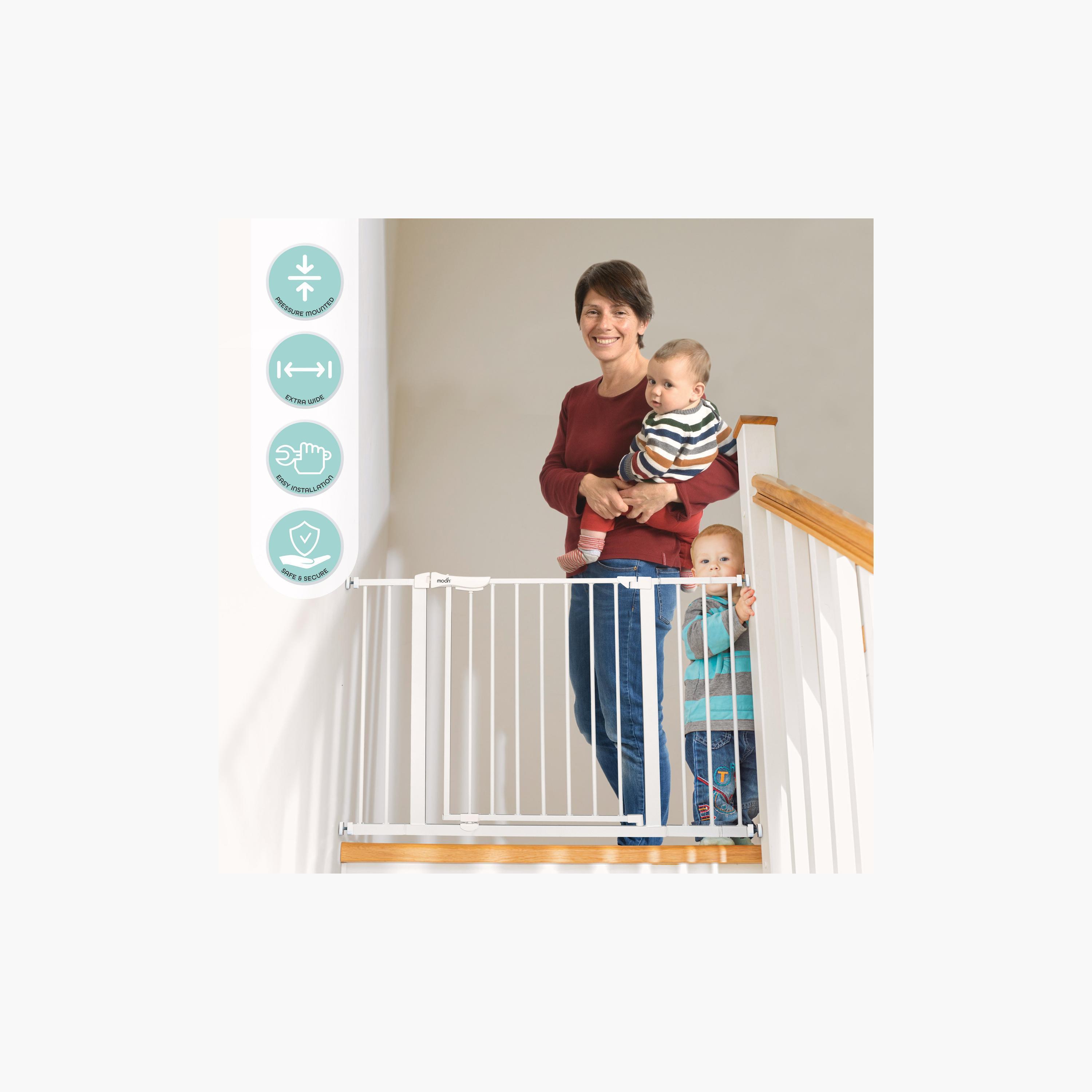 طقم بوابات أمان معدنية مكون من 4 قطع من موون-baby-healthandsafety-babyproofing-image-1