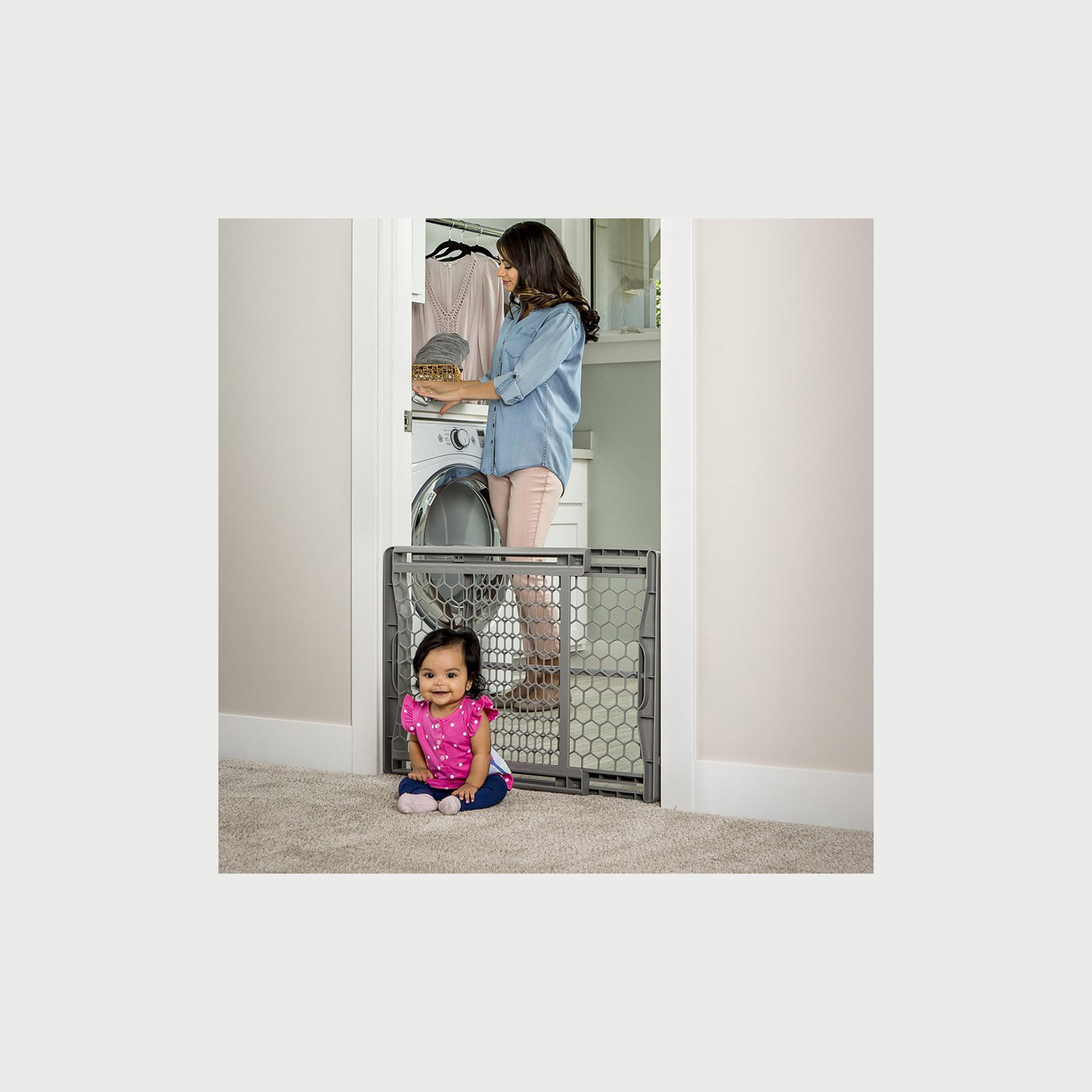 Regalo Plastic Expandable Safety Gate-baby-healthandsafety-babyproofing-image-2