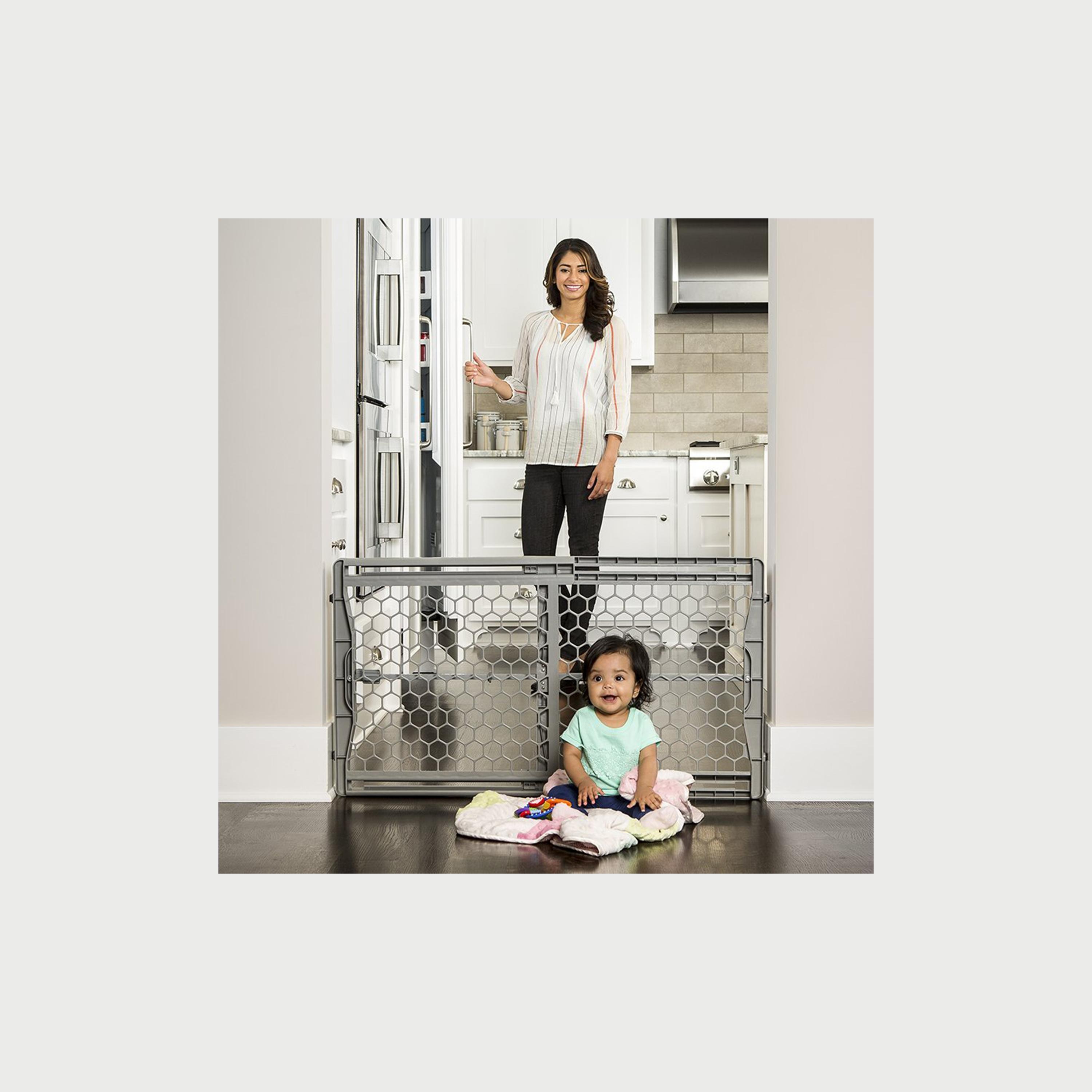 Regalo Plastic Expandable Safety Gate-baby-healthandsafety-babyproofing-image-3