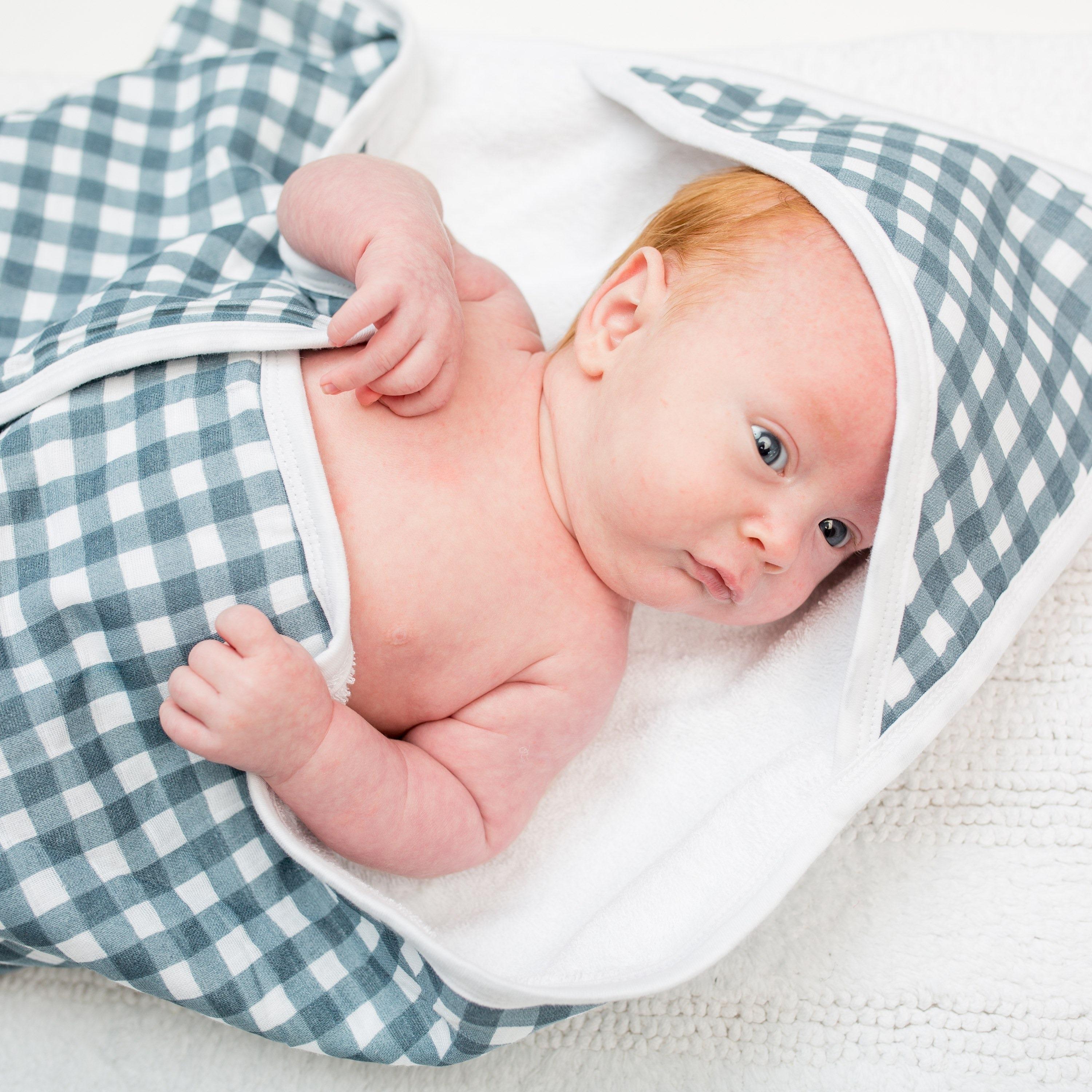 منشفة للرضّع بقبّعة من لولوچو بيبي - نيفي جينجهام - 25x25x5 سم-baby-bathandcare-towels-image-3